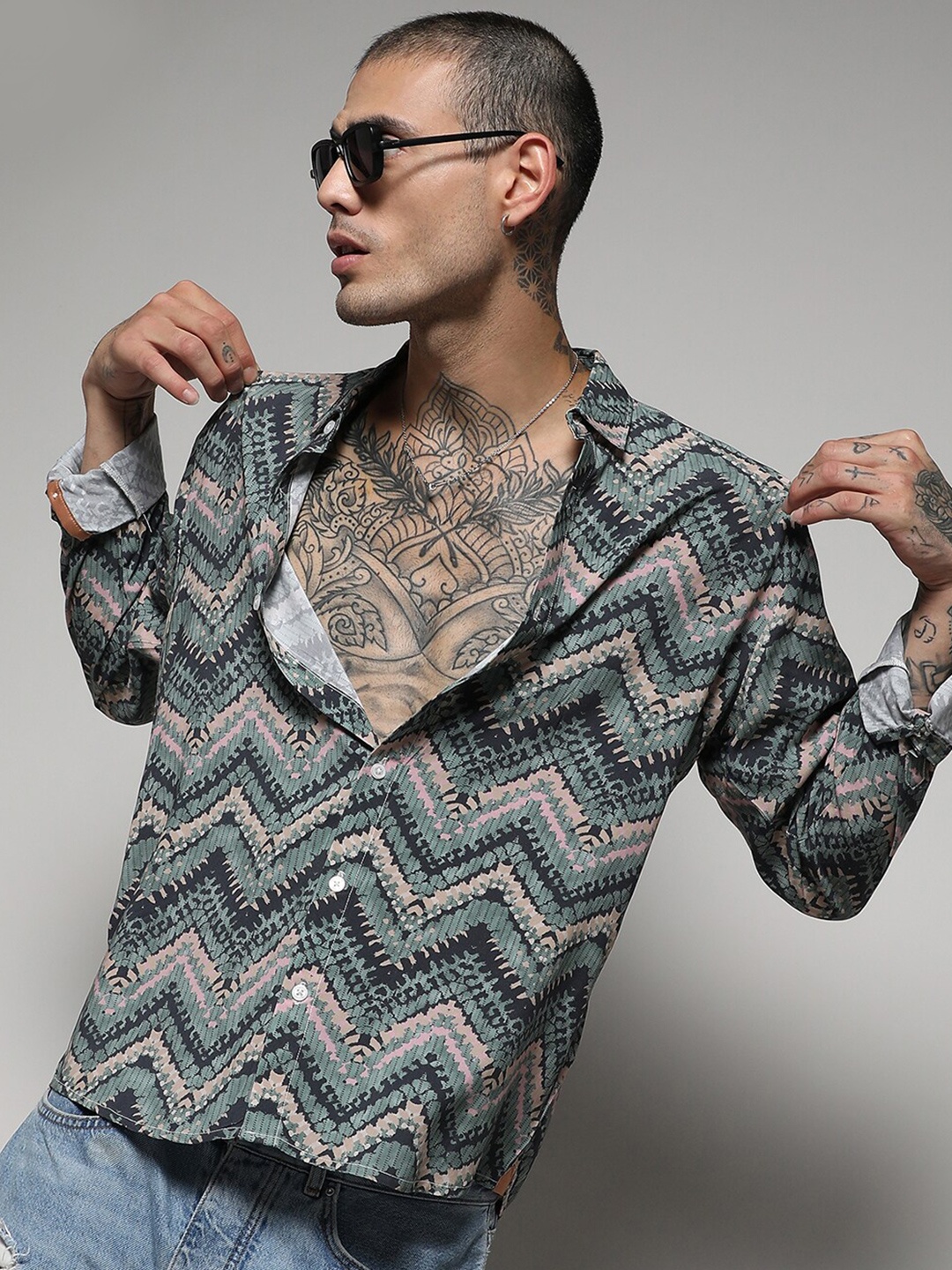 

Campus Sutra Green Chevron Printed Classic Regular Fit Opaque Casual Shirt