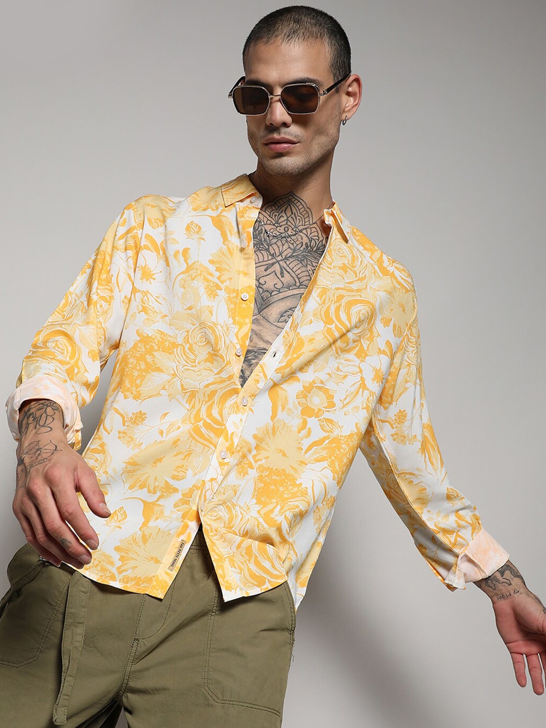 

Campus Sutra Yellow Floral Printed Classic Regular Fit Opaque Casual Shirt