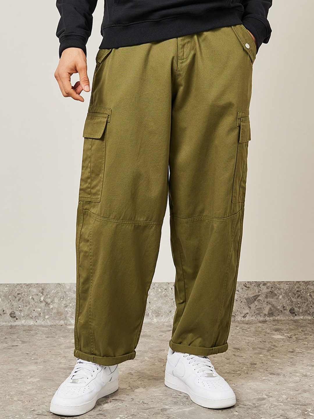 

Styli Men Wide Leg Panelled Oversized Cargo Turn Up Hem Pants, Olive