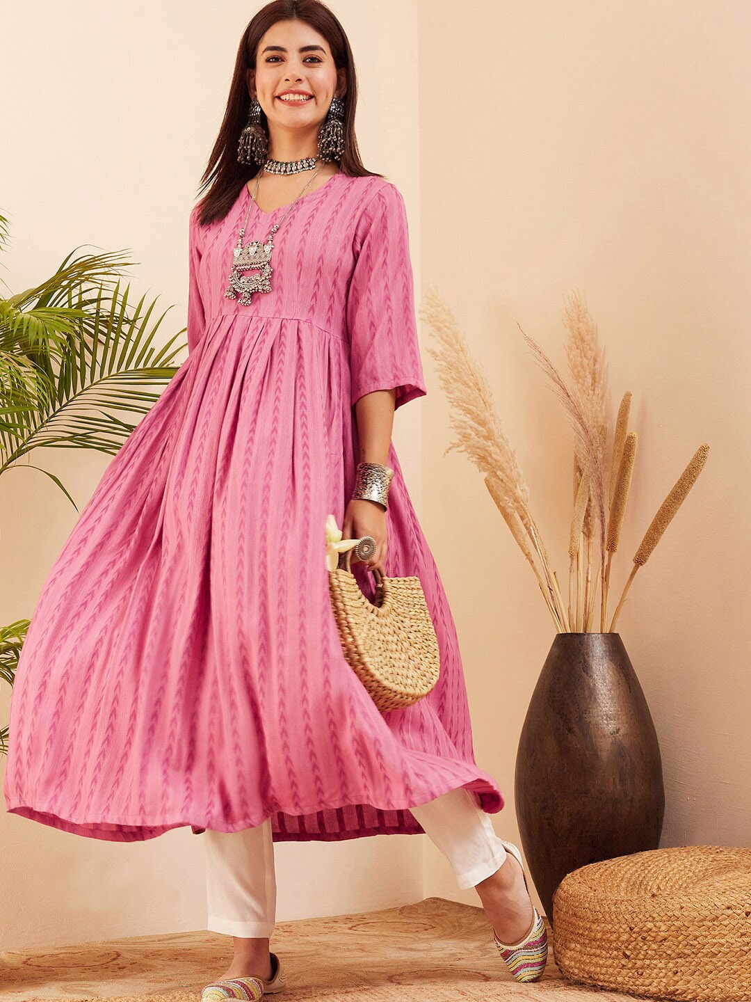 

Sangria Geometric Woven Design V-Neck Kurta, Pink