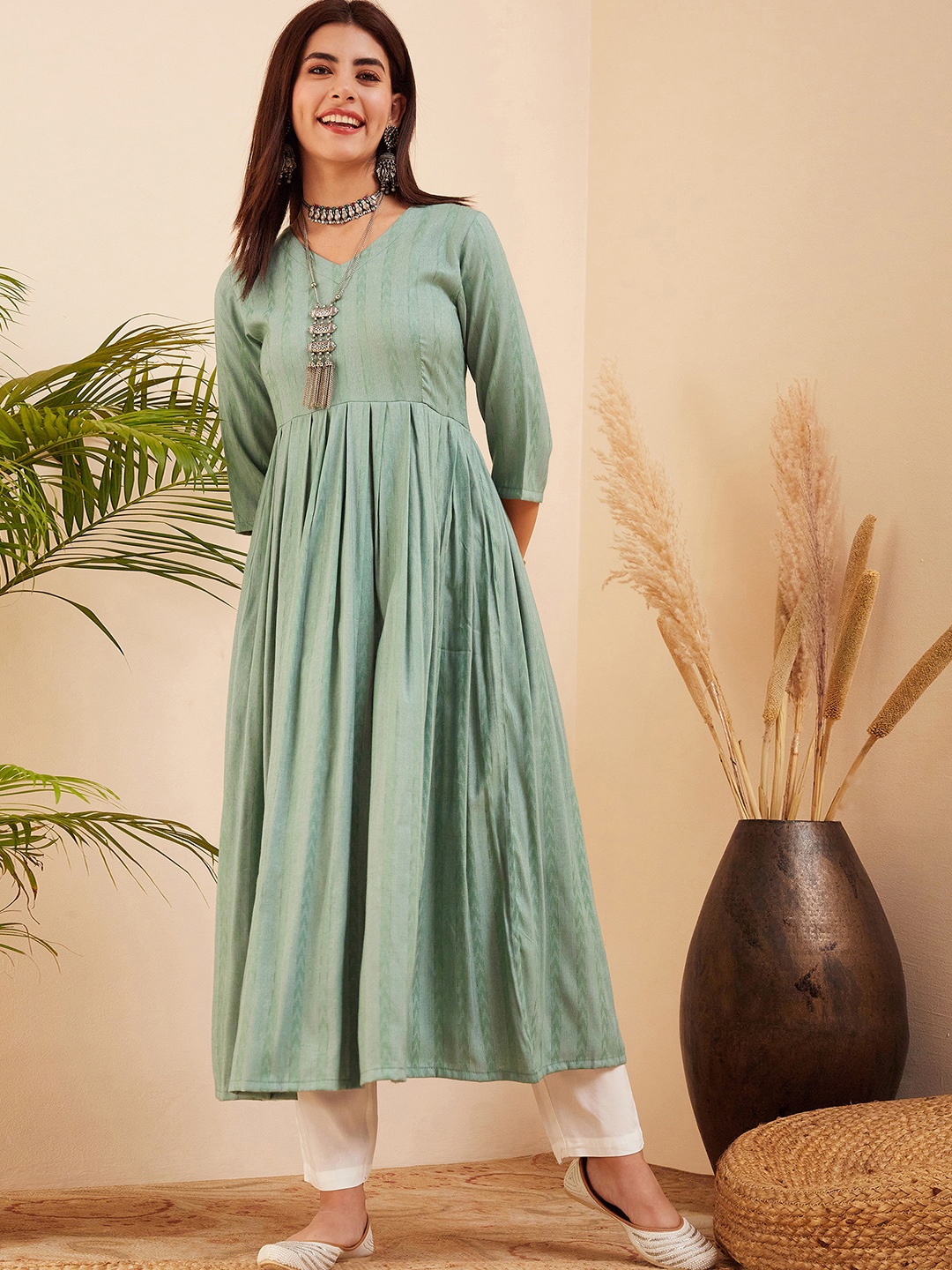 

Sangria Geometric Woven Design V-Neck Kurta, Green