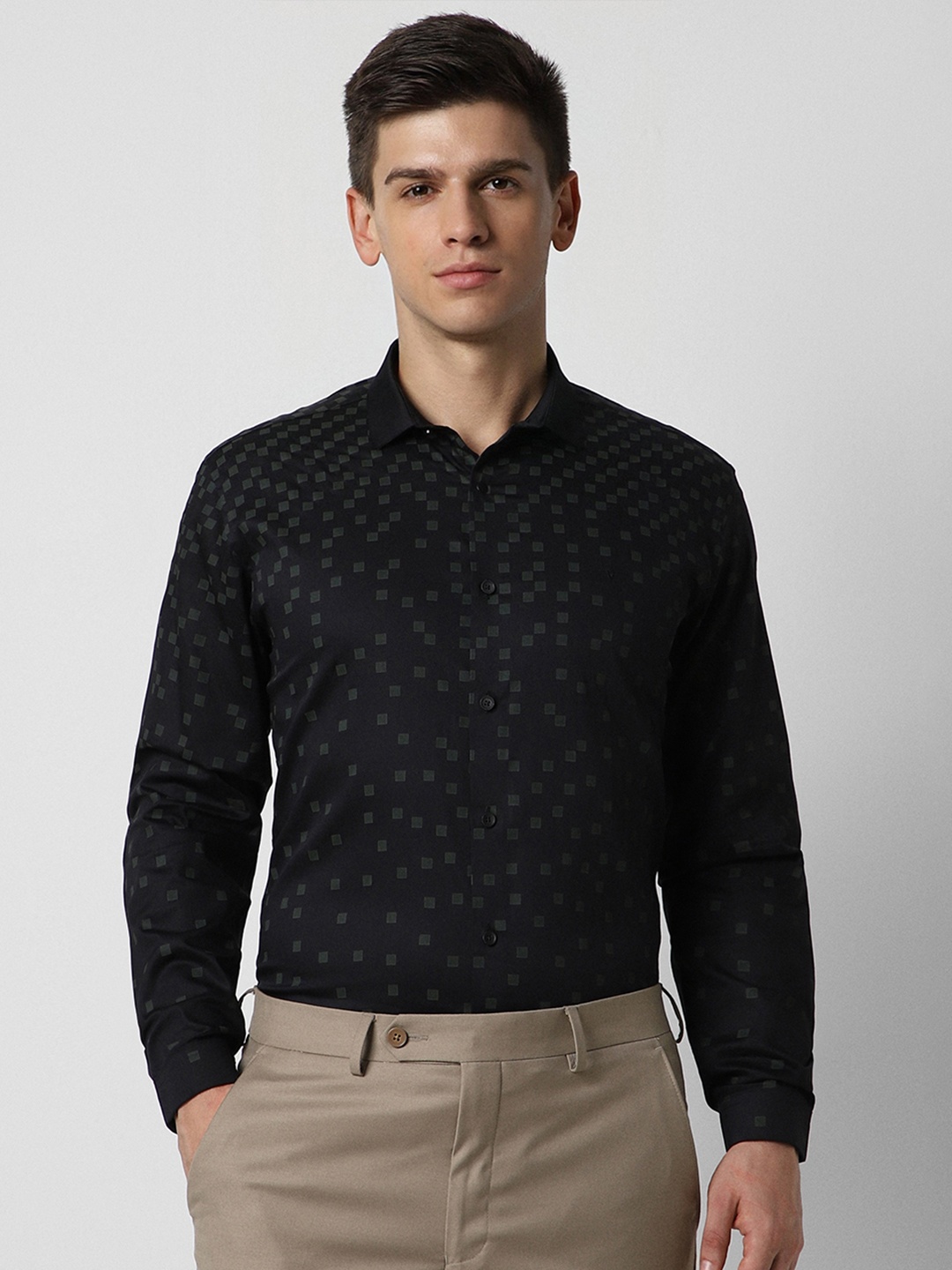 

V Dot Men Black Slim Fit Floral Opaque Printed Party Shirt