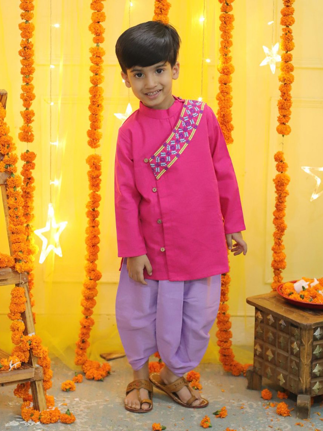 

BownBee Boys Ethnic Motifs Yoke Design Thread Work Pure Cotton Kurta With Salwar, Pink