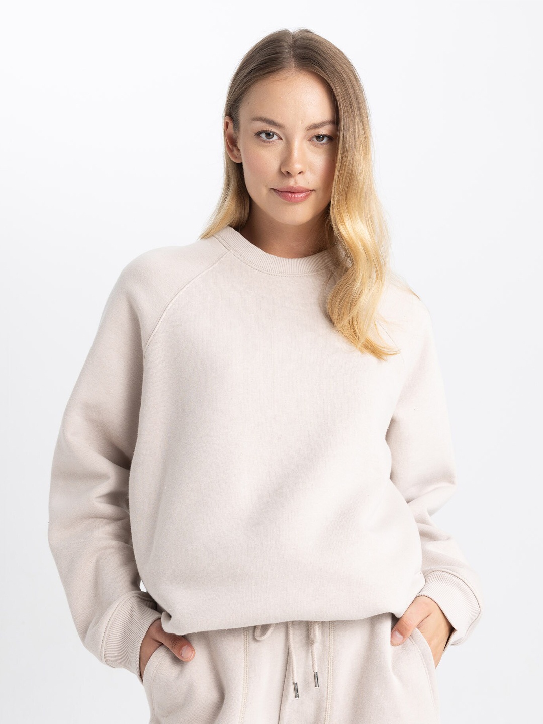 

DeFacto Round Neck Pullover Sweatshirt, Off white