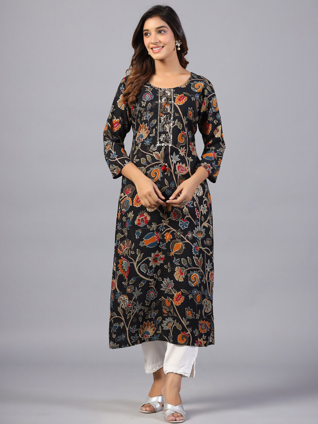

Amchoor Floral Printed Beads And Stones Detail Kurta, Black