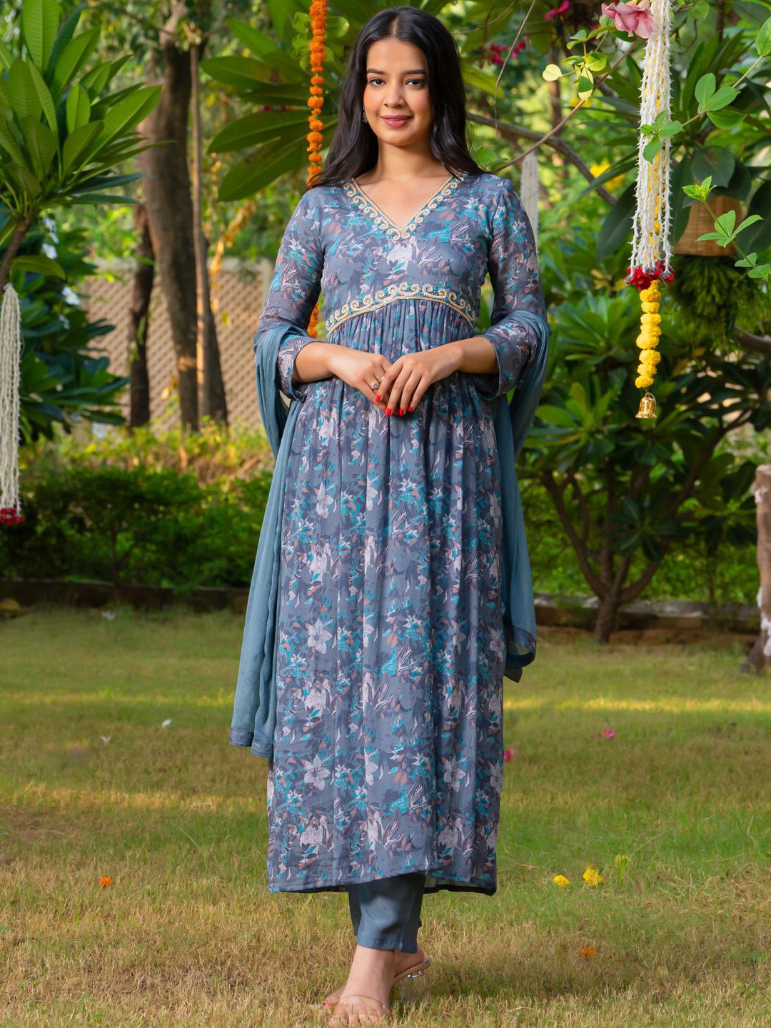 

HOUSE OF JAMOTI Floral Printed Empire Beads and Stones Kurta With Trousers & With Dupatta, Grey