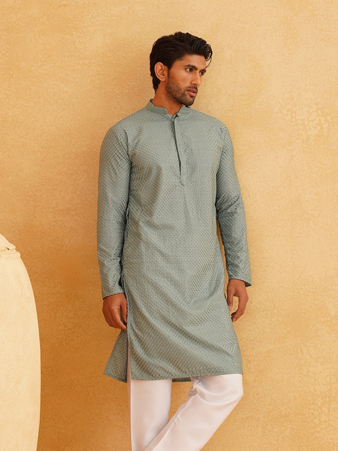 

SOJANYA Geometric Embroidered Mandarin Collar Pure Cotton Kurta, Sea green