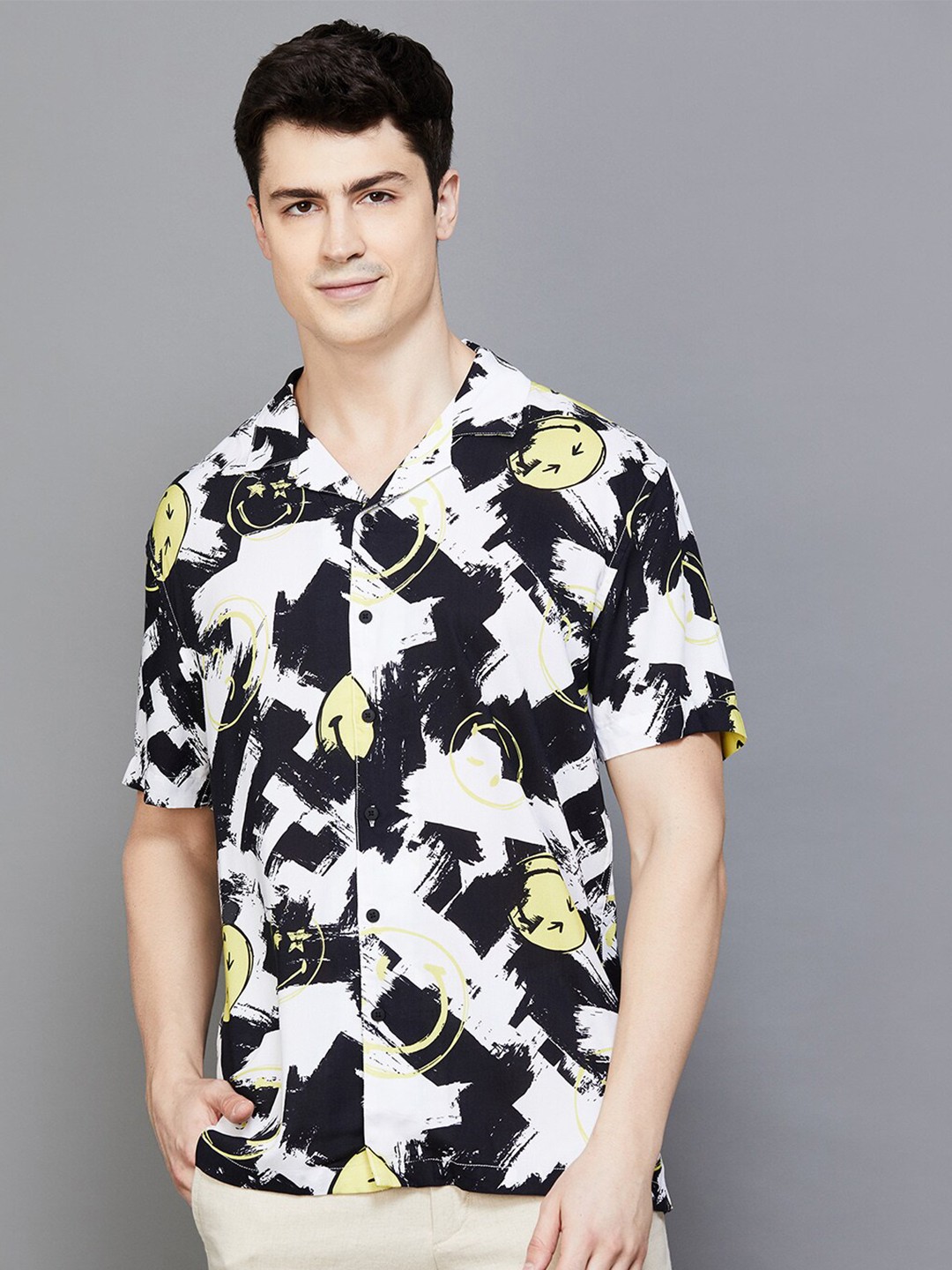 

SmileyWorld Geometric Printed Notched Lapel Collar Casual Shirt, White