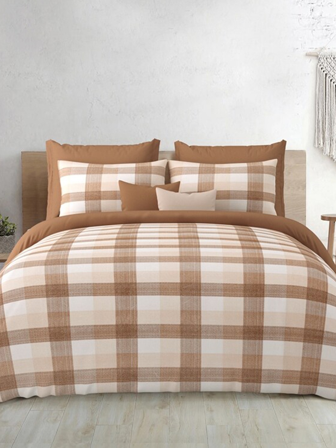 

Salona Bichona Brown & White Geometric 120 TC King Bedsheet With 2 Pillow Covers