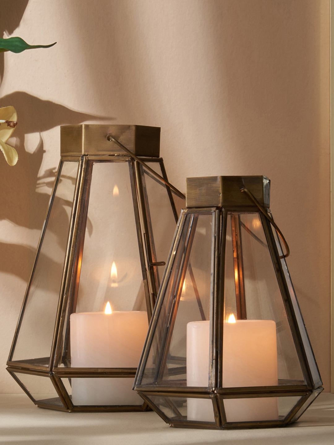 

Home Centre Raga Aaren Gold Toned Iron Hanging Lantern