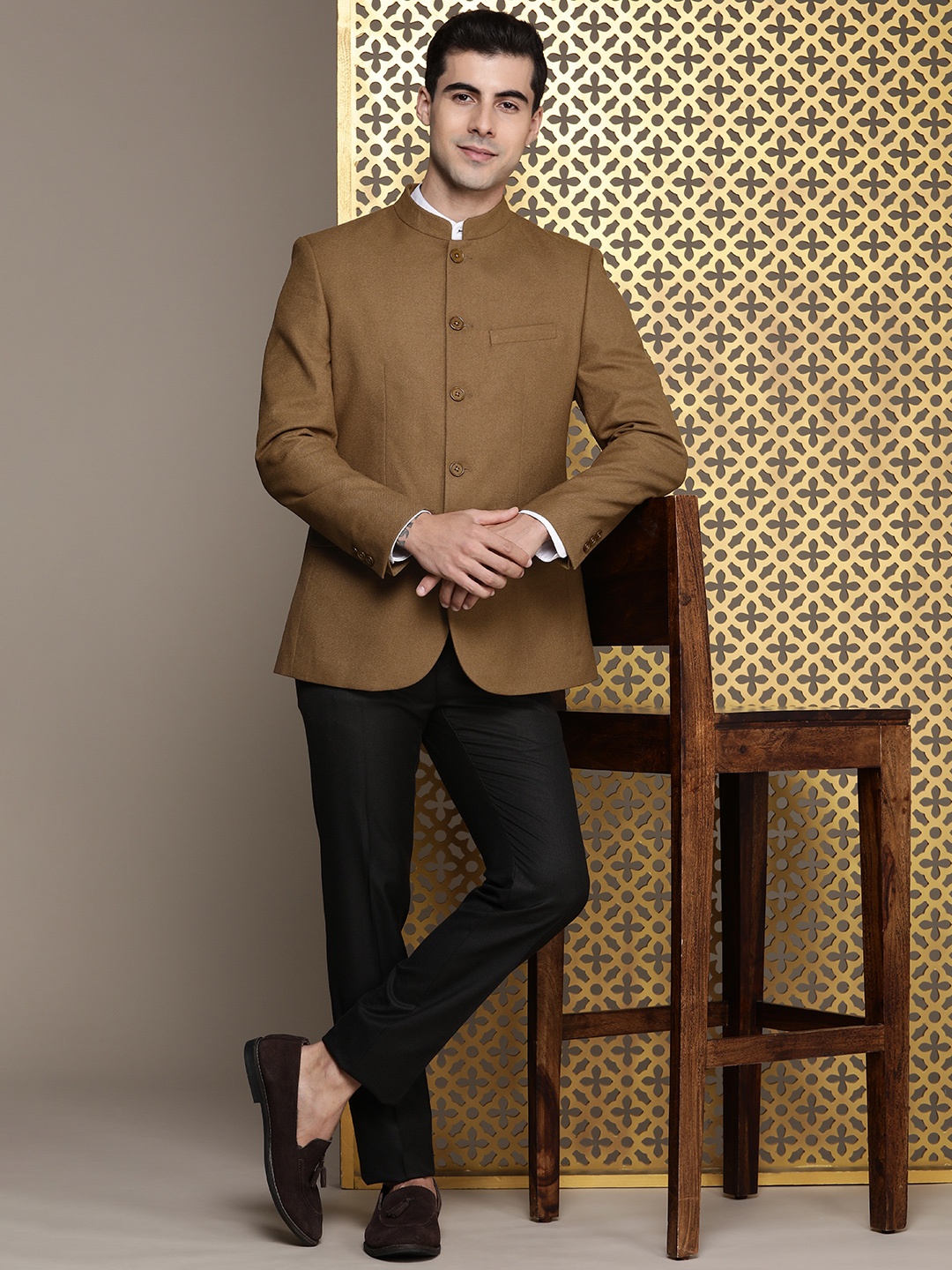 

House of Pataudi Jashn Men Solid Bandhgala, Brown
