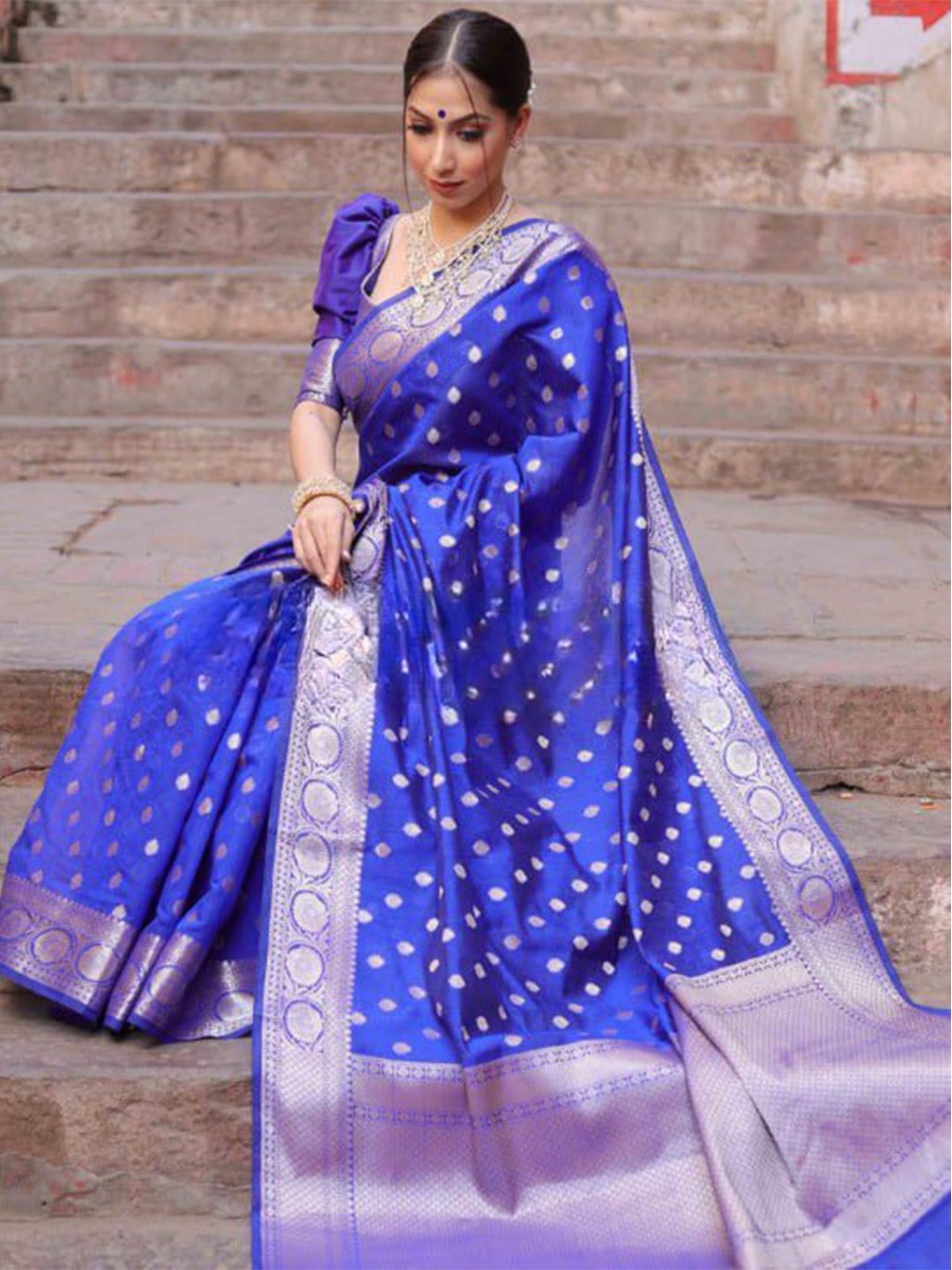 

SHIJILA Ethnic Motifs Woven Design Zari Kanjeevaram Saree, Violet