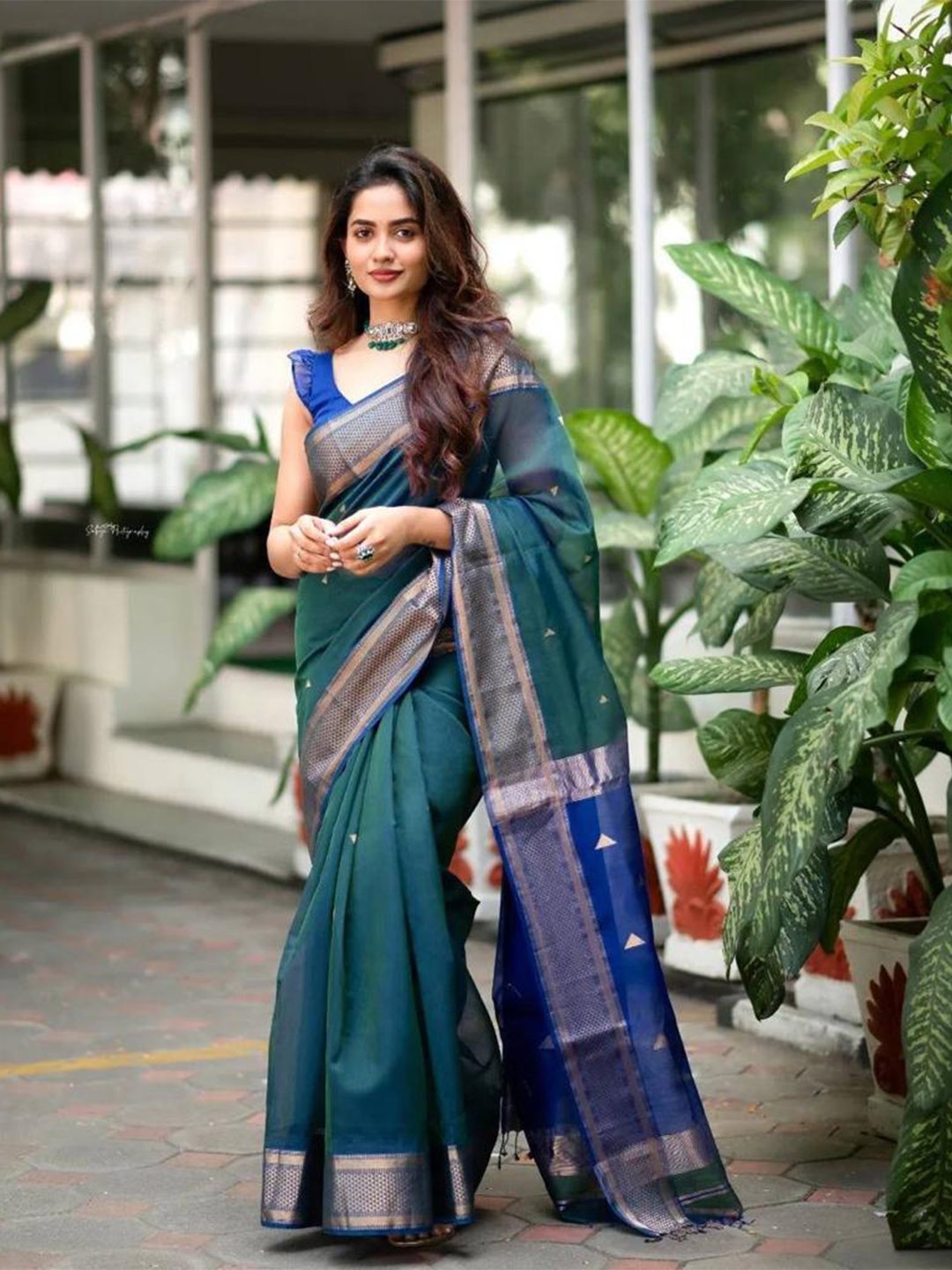 

SHIJILA Ethnic Motifs Woven Design Zari Kanjeevaram Saree, Green