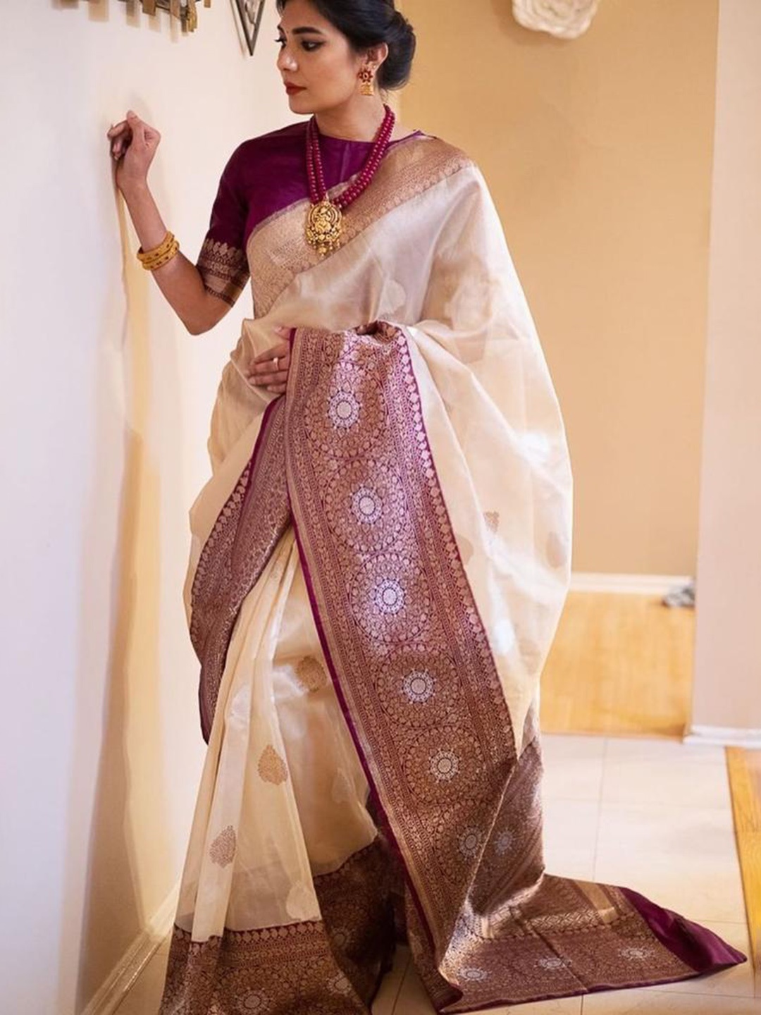 

SHIJILA Ethnic Motifs Woven Design Zari Kanjeevaram Saree, White