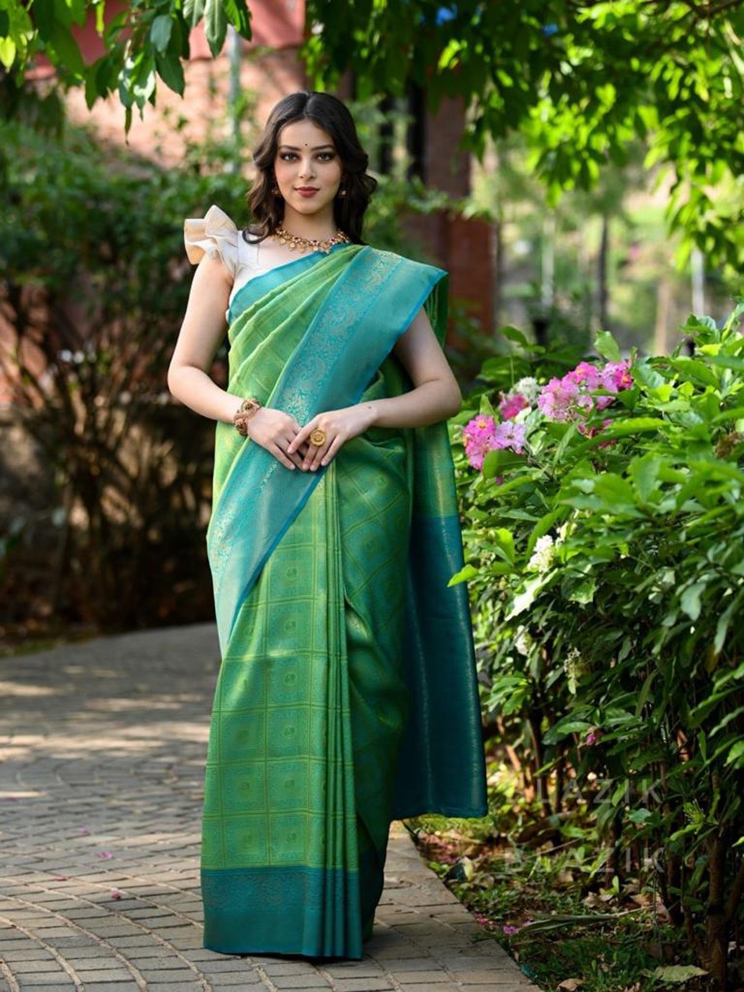 

SHIJILA Ethnic Motifs Woven Design Zari Kanjeevaram Saree, Green