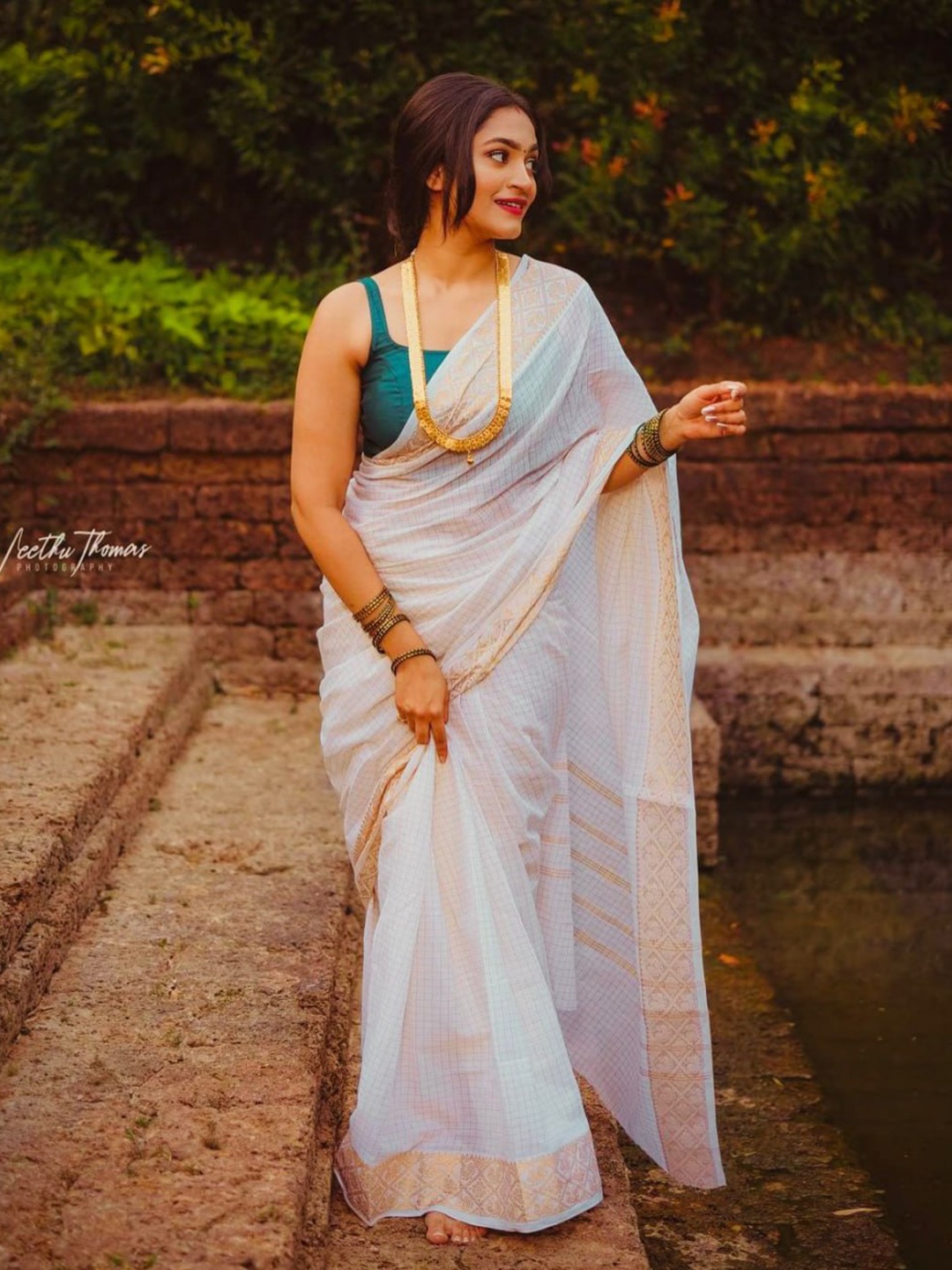 

SHIJILA Checked Woven Design Zari Kanjeevaram Saree, White