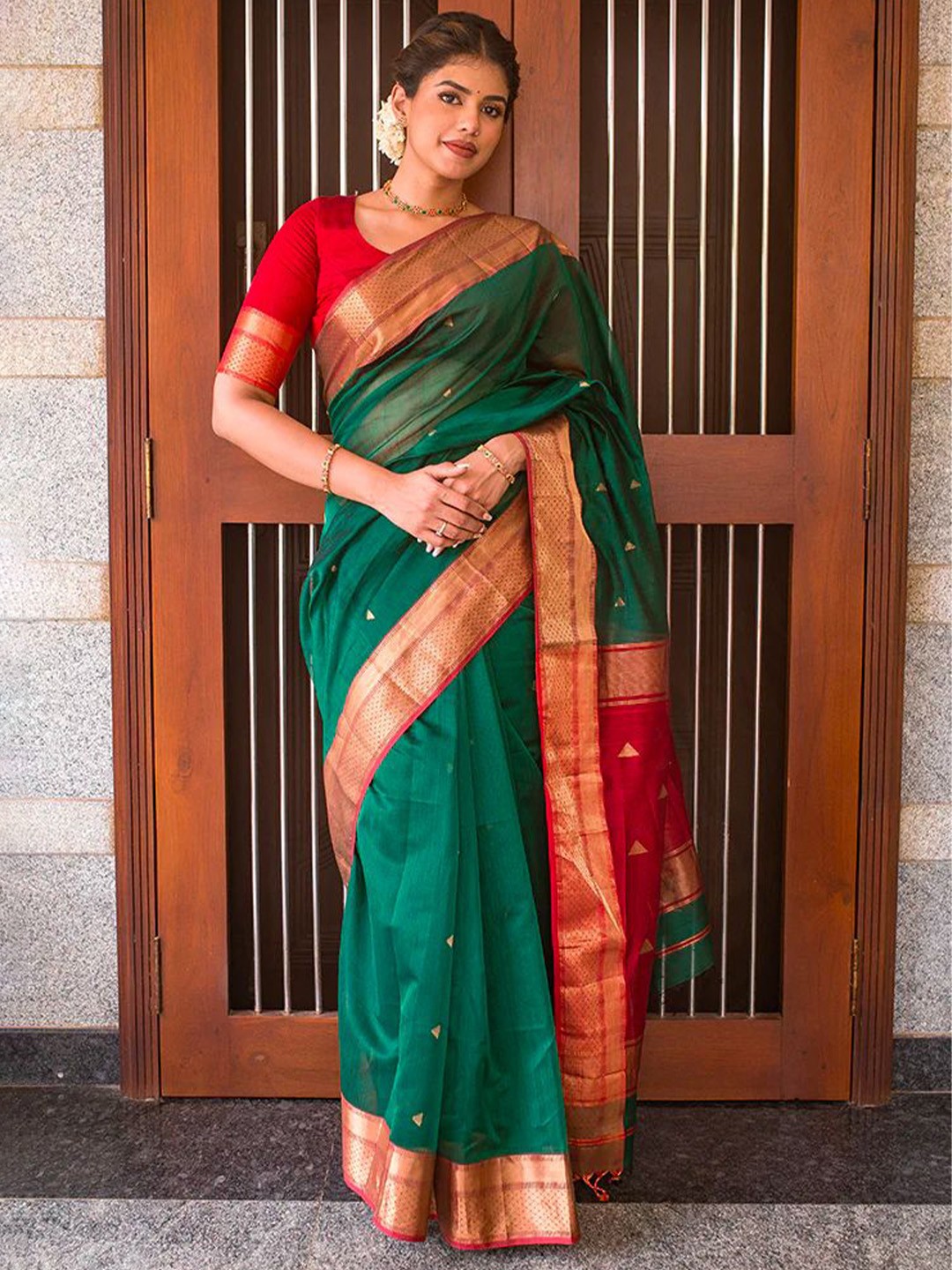 

SHIJILA Ethnic Motifs Woven Design Zari Kanjeevaram Saree, Green