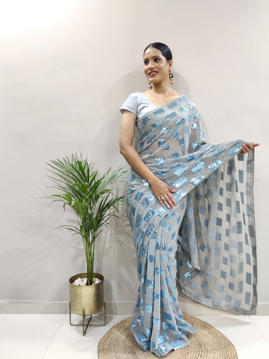 

DIVASTRI Embellished Pure Georgette Saree, Grey