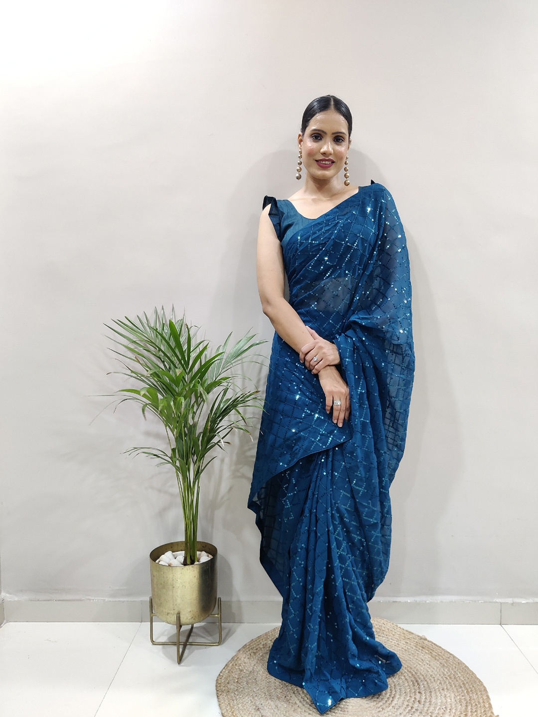 

DIVASTRI Embellished Pure Georgette Saree, Green