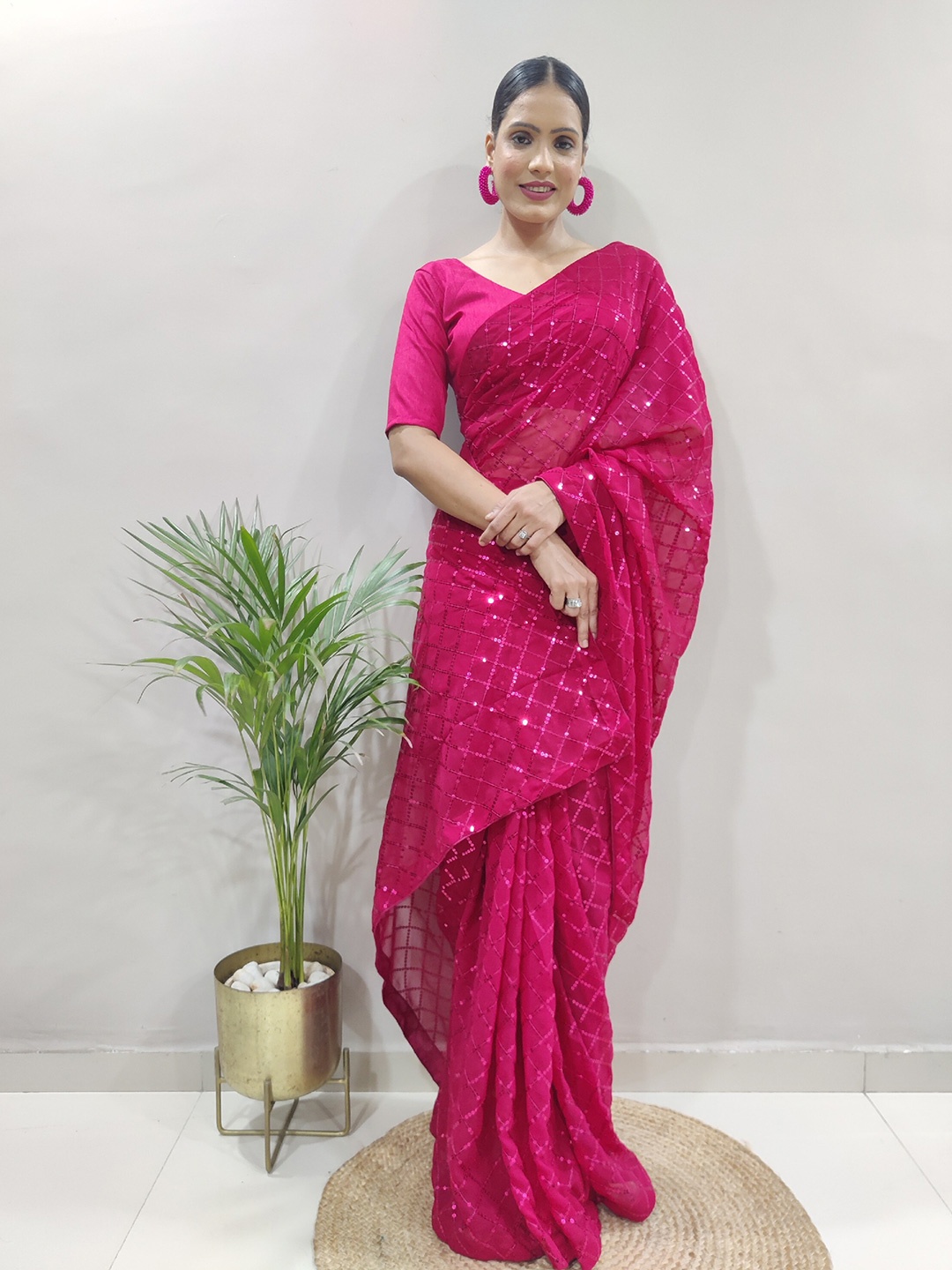 

DIVASTRI Embellished Sequinned Detail Pure Georgette Saree, Magenta