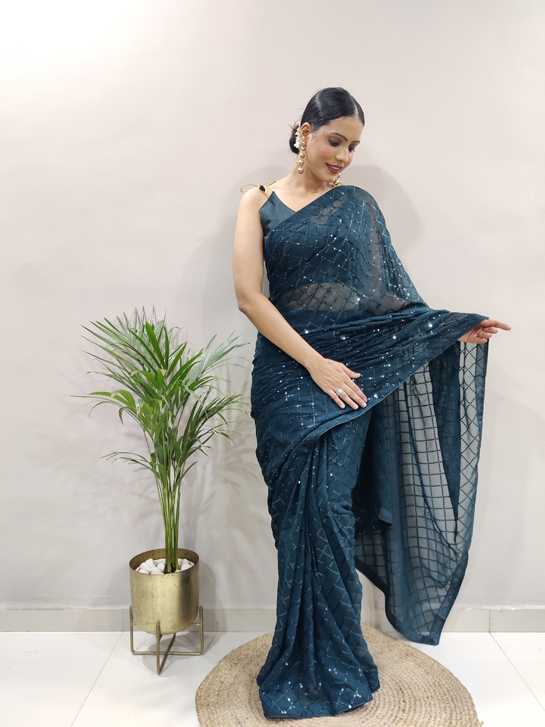 

DIVASTRI Embellished Sequinned Detail Pure Georgette Saree, Green