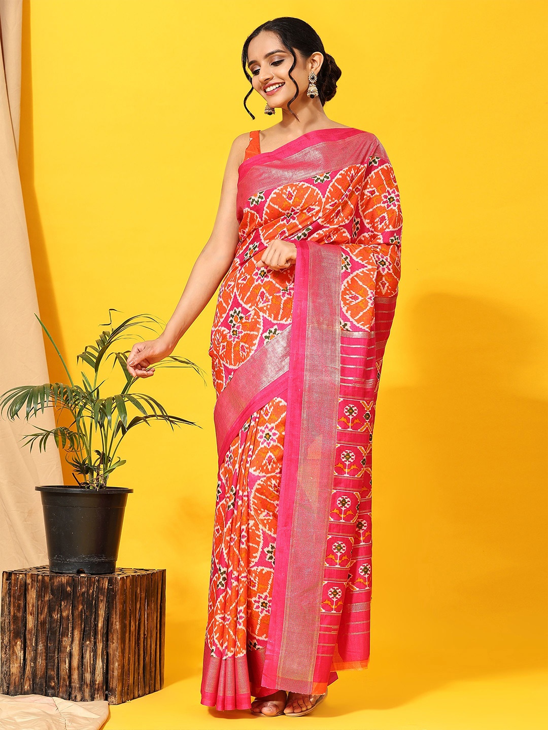 

RACHNA Ethnic Motifs Printed Ikat Saree, Pink