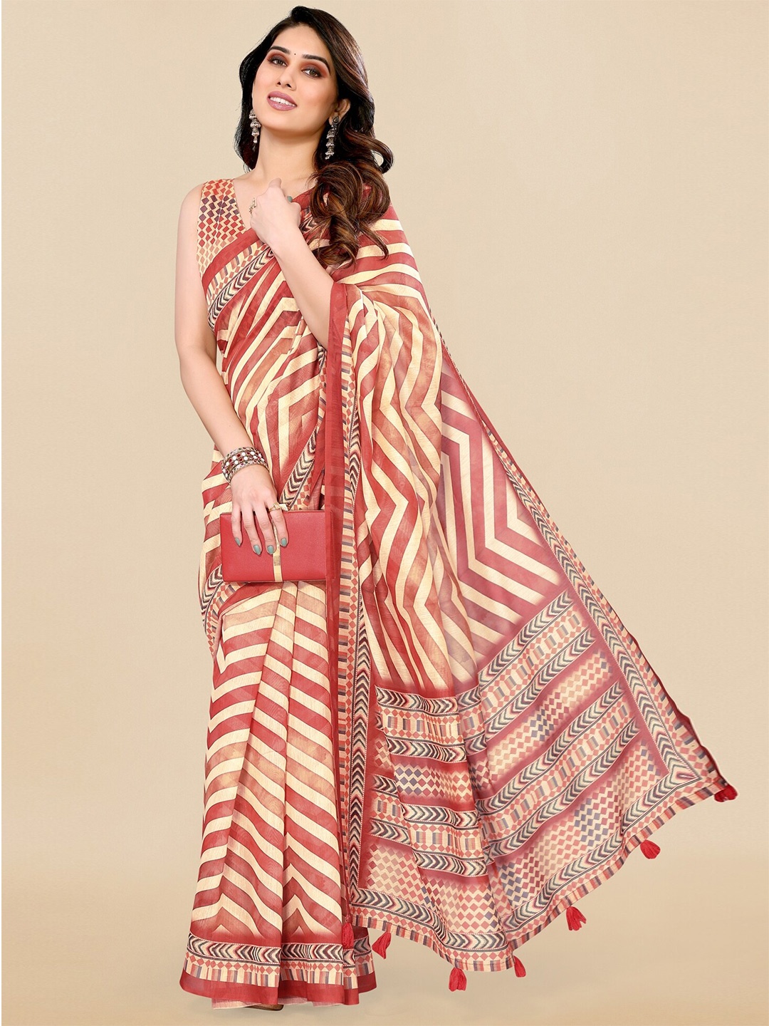 

MIRCHI FASHION Cream-Coloured & Red Geometric Printed Saree