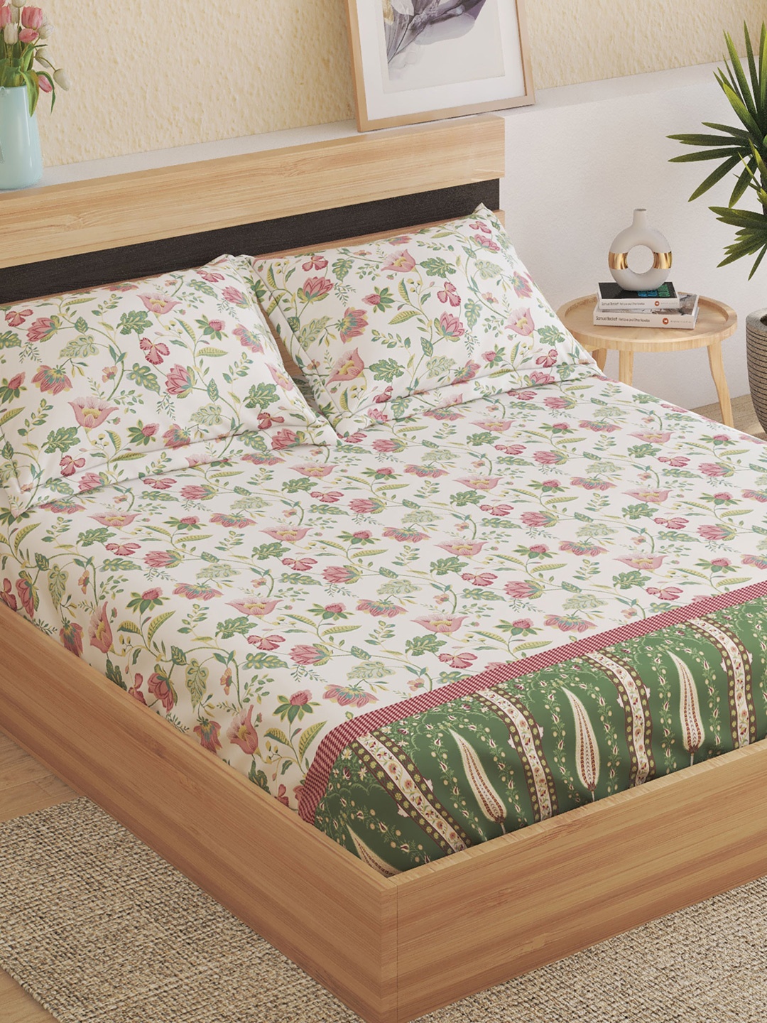 

Home Centre Moments White & Rust Floral Cotton 130 TC 2 Queen Bedsheet & 4 Pillow Covers