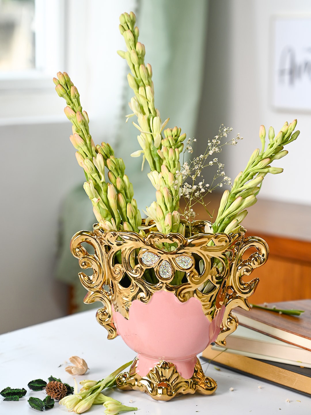 

MARKET99 Gold Toned & Pink Ceramic Flower Vase