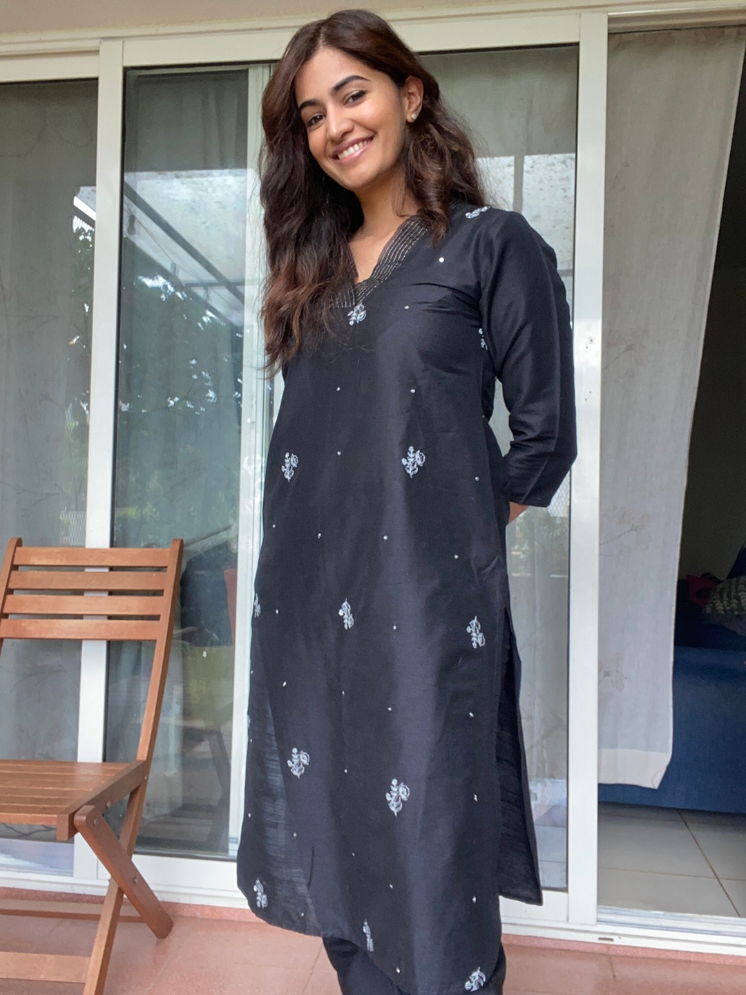 

Saaki Ethnic Motifs Embroidered V-Neck Thread Work Straight Kurta With Trousers, Black