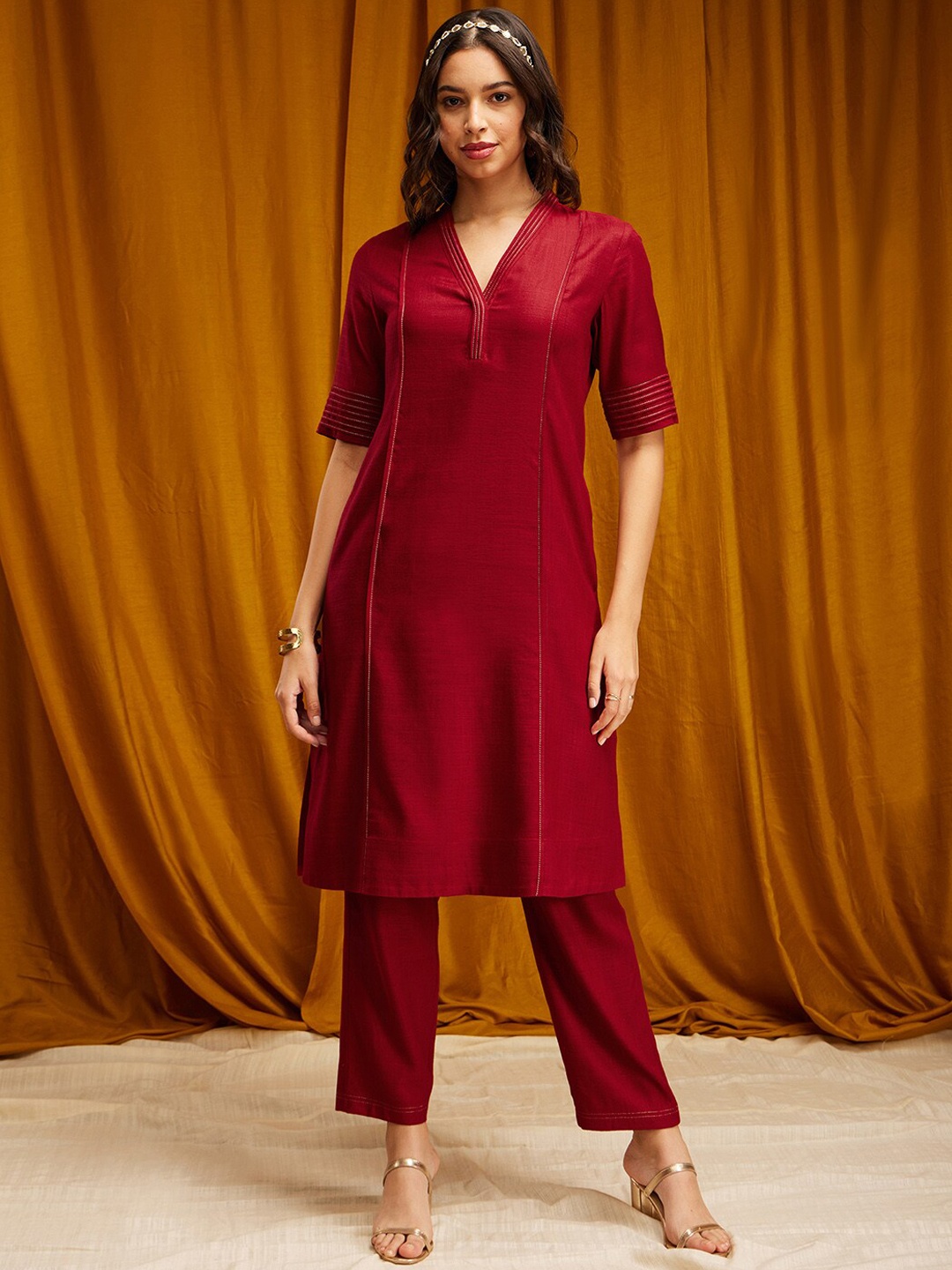 

Pink Fort V-Neck Straight Kurta with Trousers, Maroon