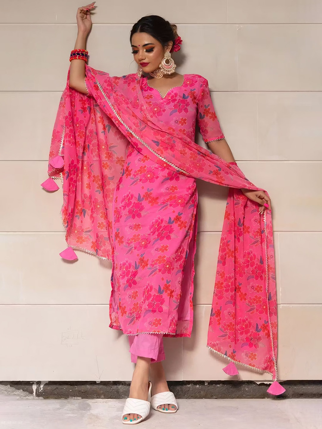 

GORGONE Floral Printed Gotta Patti Straight Kurta With Trousers & Dupatta, Pink
