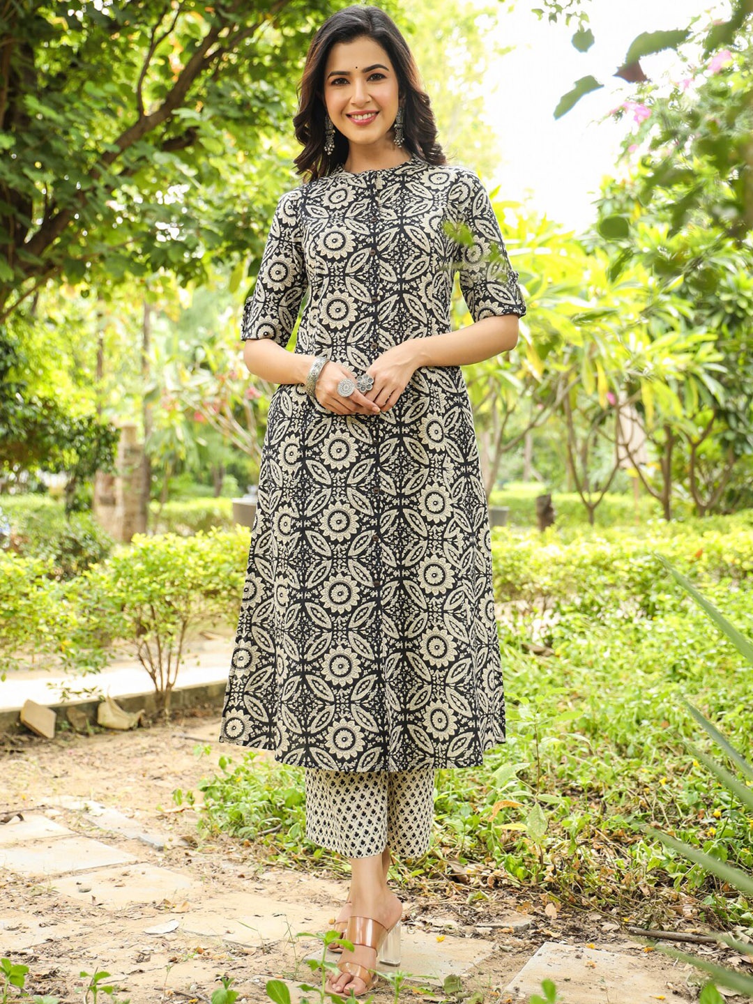 

PIROH Ethnic Motifs Printed Mandarin Collar Pure Cotton A-Line Kurta With Trousers, Black