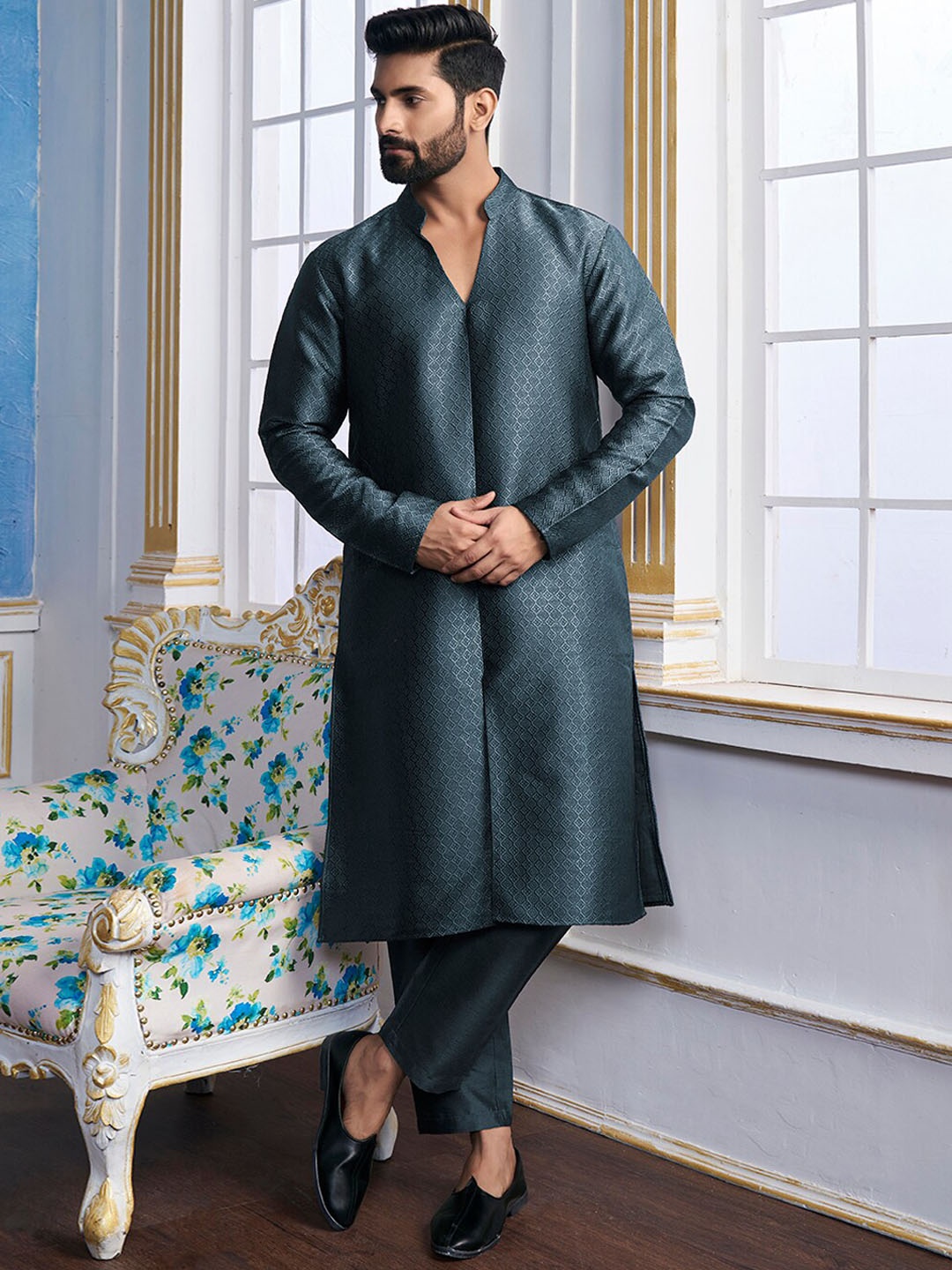 

Inddus Geometric Woven Design Straight Kurta With Trousers, Teal