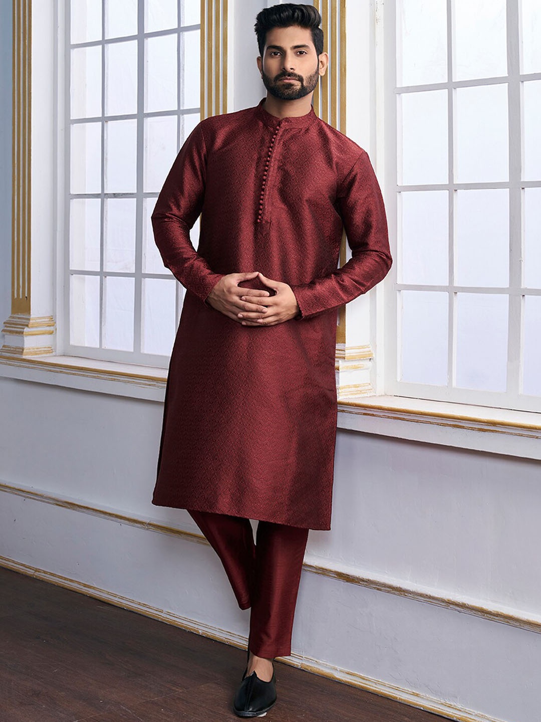 

Inddus Geometric Woven Design Straight Kurta With Trousers, Maroon