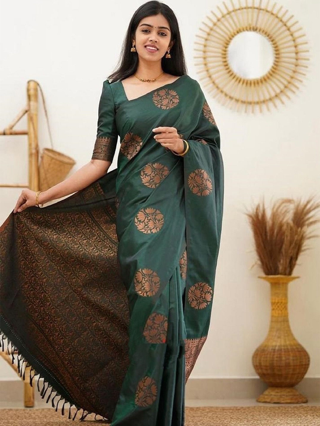 

APNISHA Ethnic Motifs Woven Design Zari Pure Silk Banarasi Saree, Green