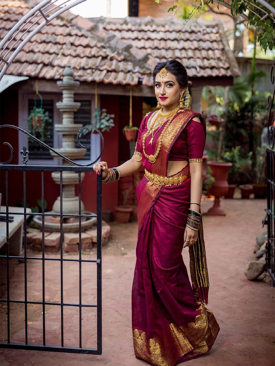 

APNISHA Ethnic Motifs Zari Pure Silk Banarasi Saree, Maroon