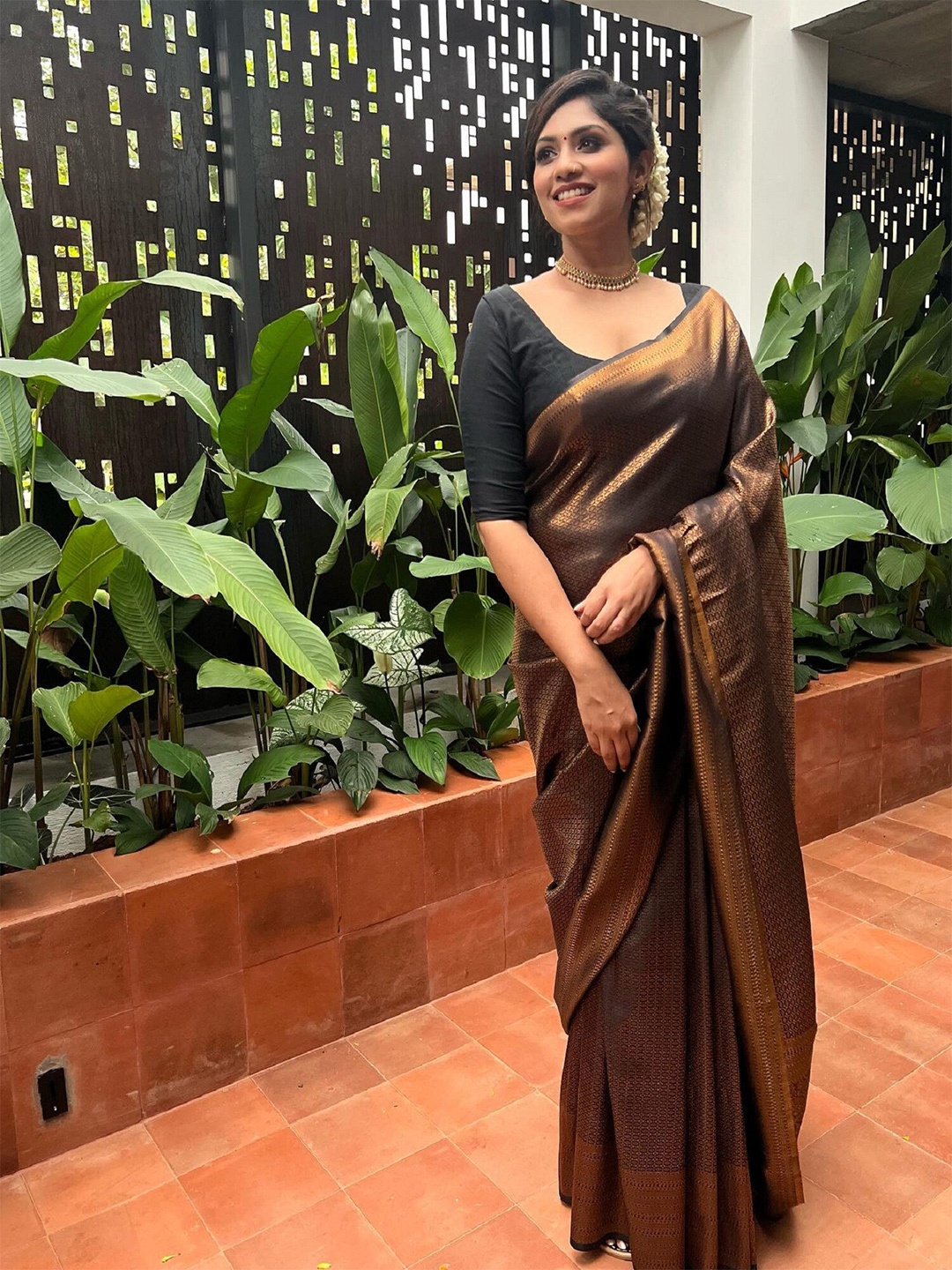 

APNISHA Ethnic Motif Woven Design Zari Pure Silk Banarasi Saree, Black