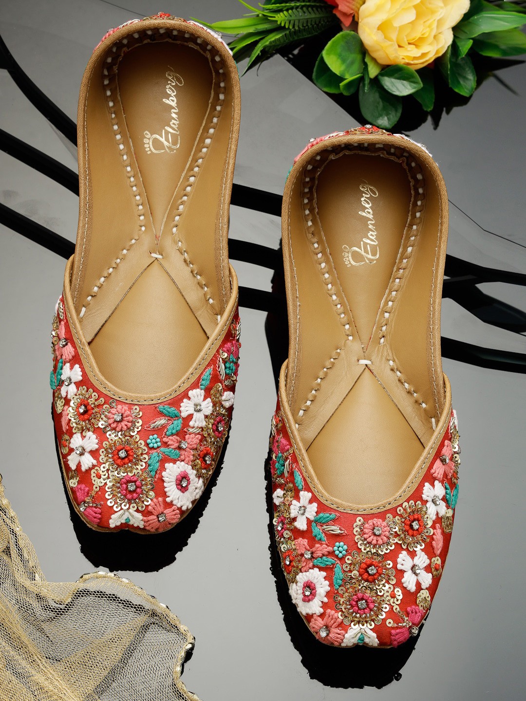 

ELANBERG Embroidered Ethnic Mojaris, Red