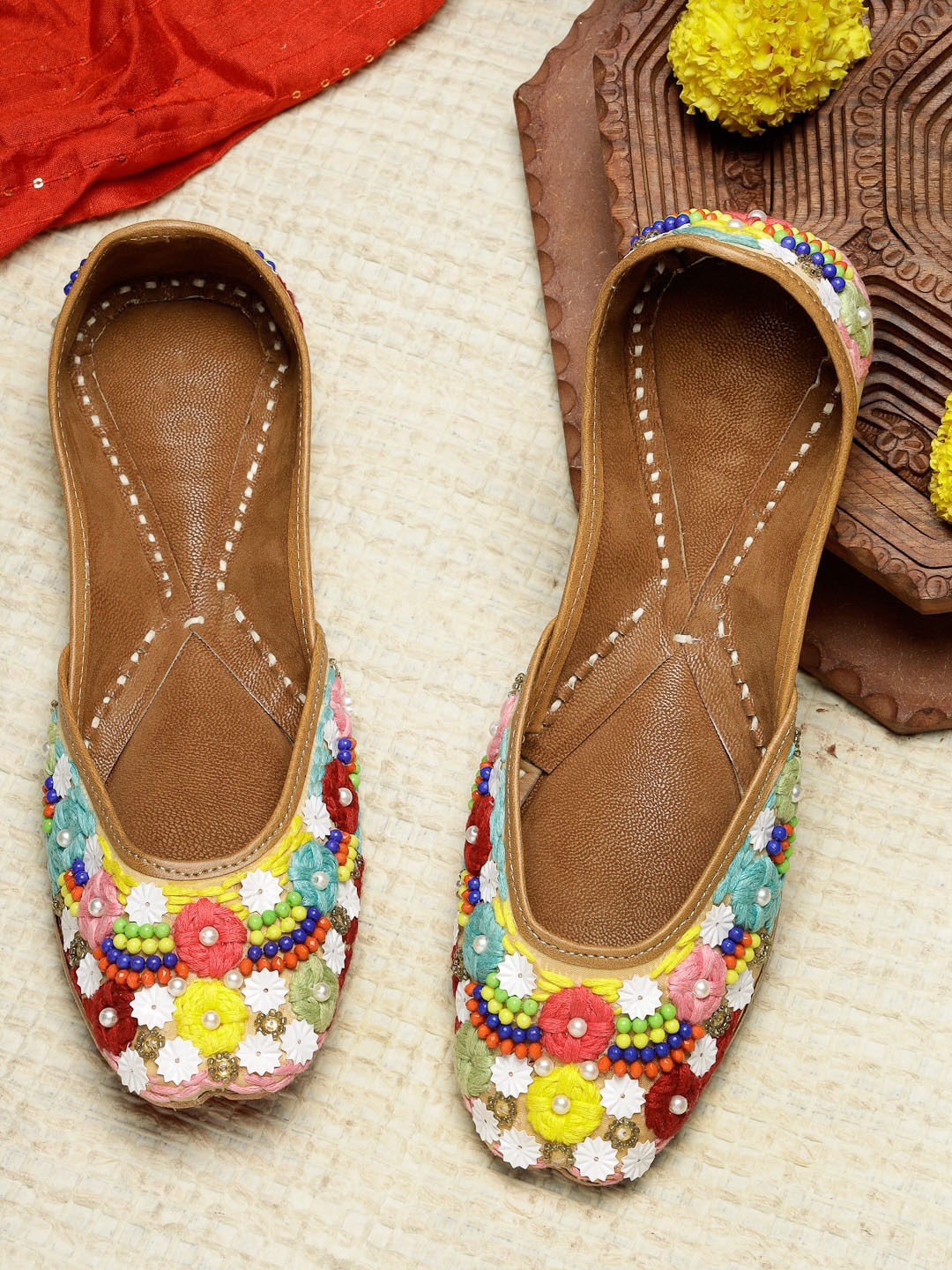 

ELANBERG Embroidered Ethnic Mojaris, Beige