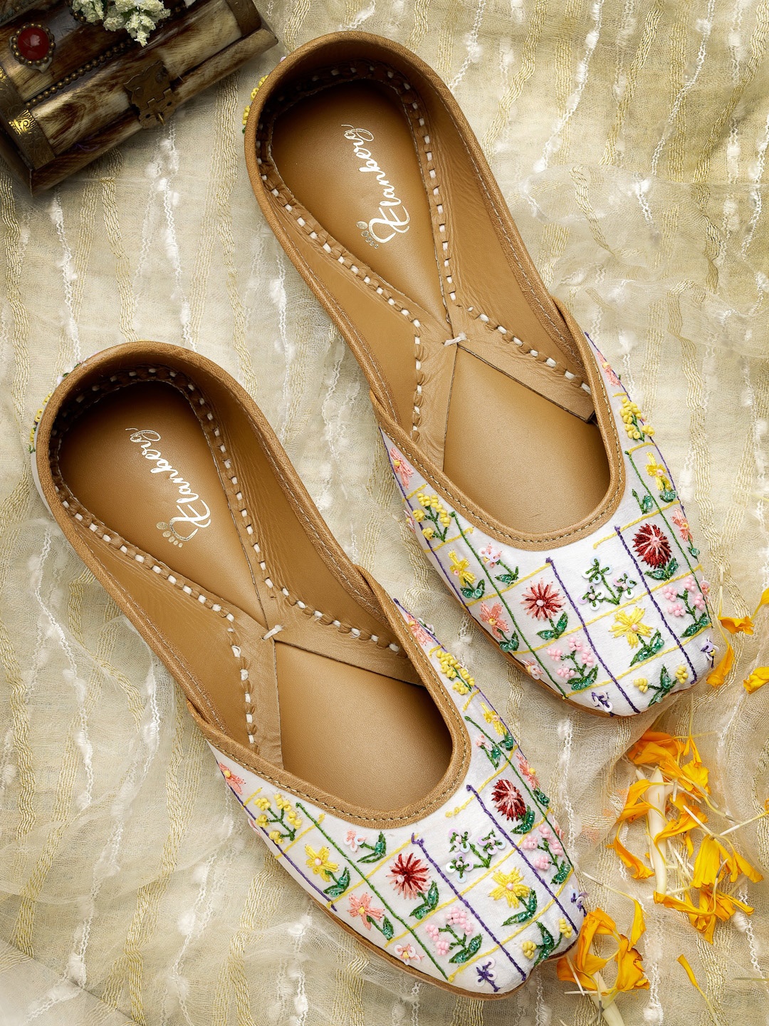 

ELANBERG Ethnic Embellished Square Toe Mojaris, White