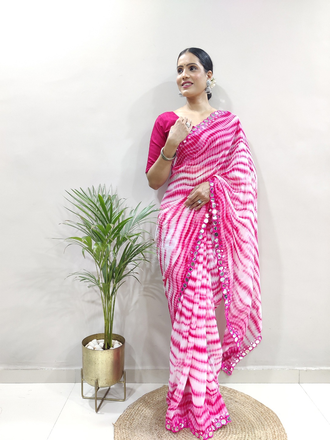 

DIVASTRI Striped Mirror Work Pure Georgette Block Print Saree, Pink