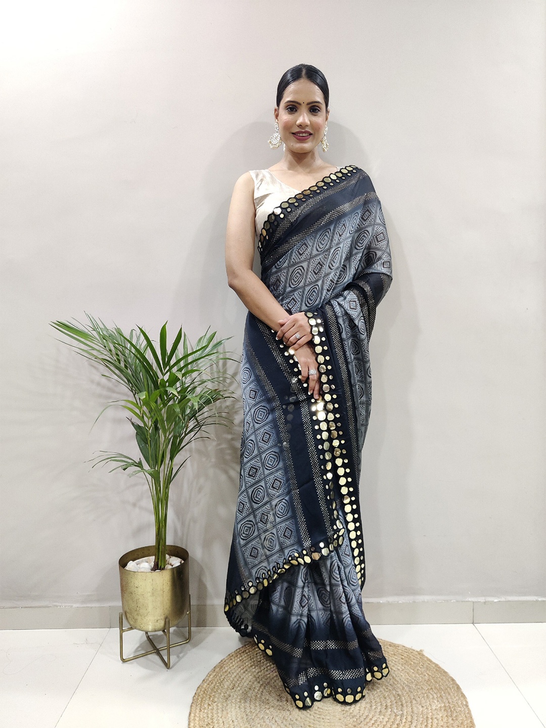 

DIVASTRI Mirror Work Pure Georgette Print Saree, Black