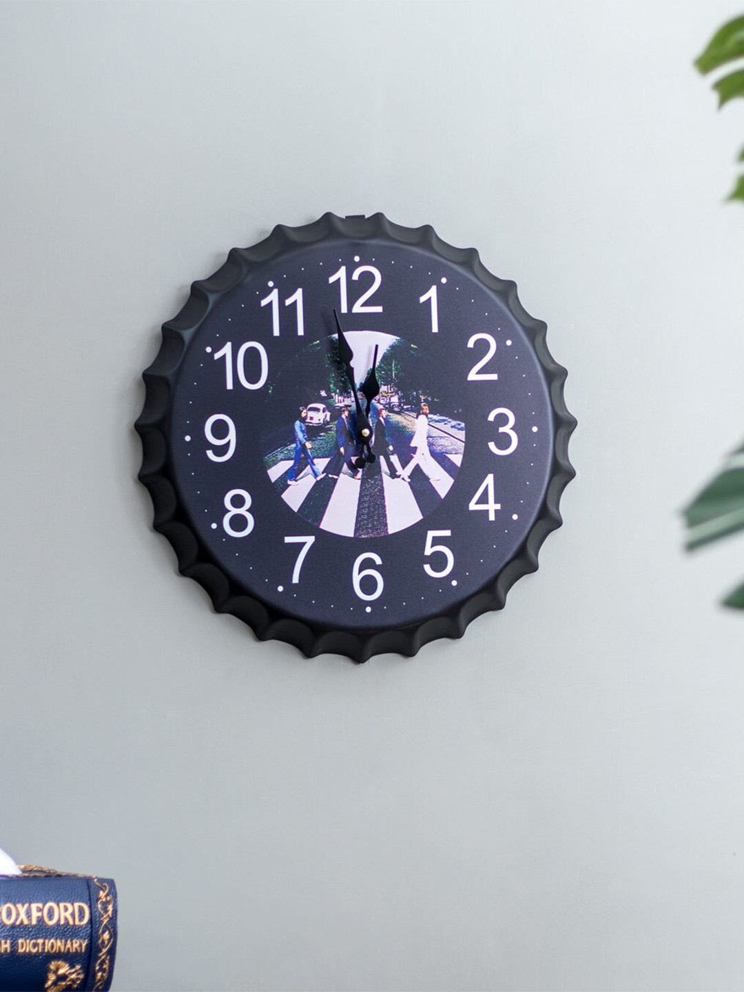 

THEDECORKART Black & White Printed Contemporary Analogue Wall Clock