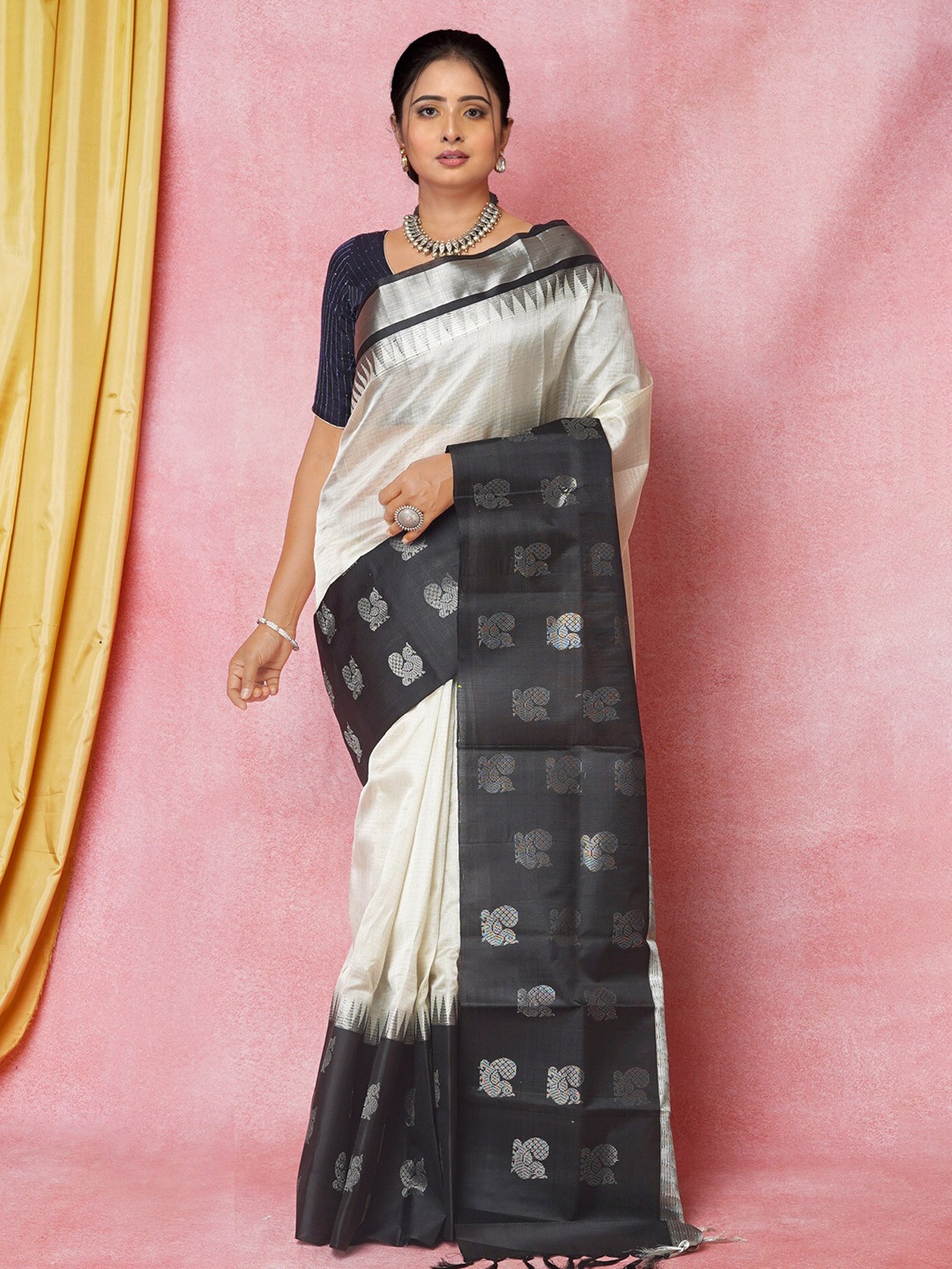 

Unnati Silks Geometric Woven Design Zari Silk Blend Kanjeevaram Saree, Off white