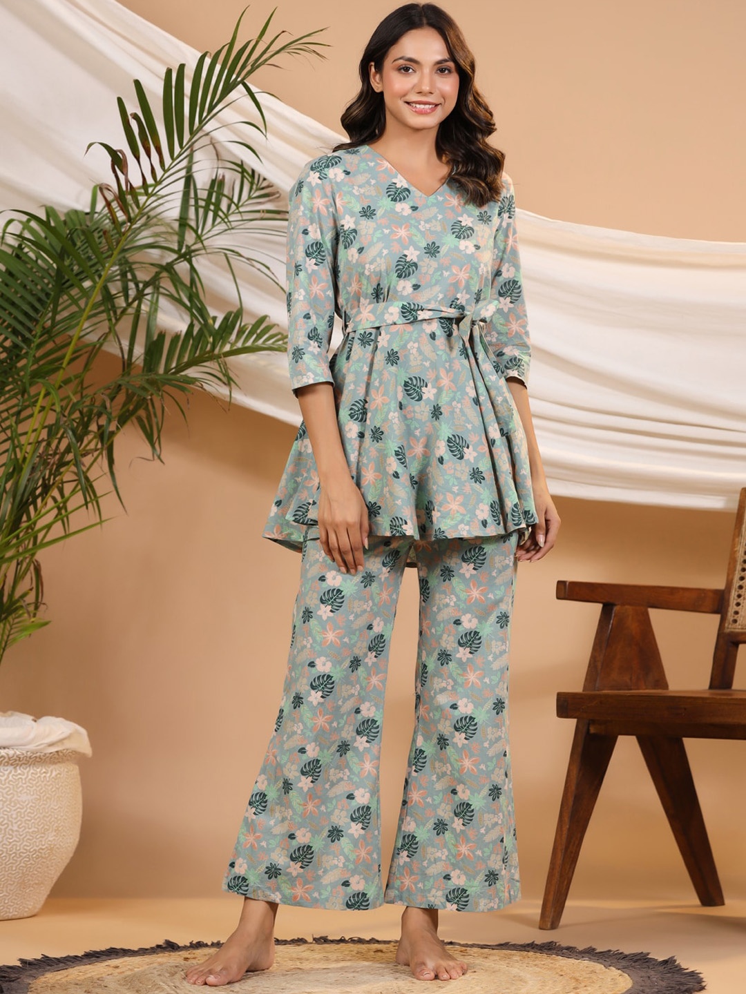 

SANSKRUTIHOMES Floral Printed V-Neck Pure Cotton Top With Pyjama, Green