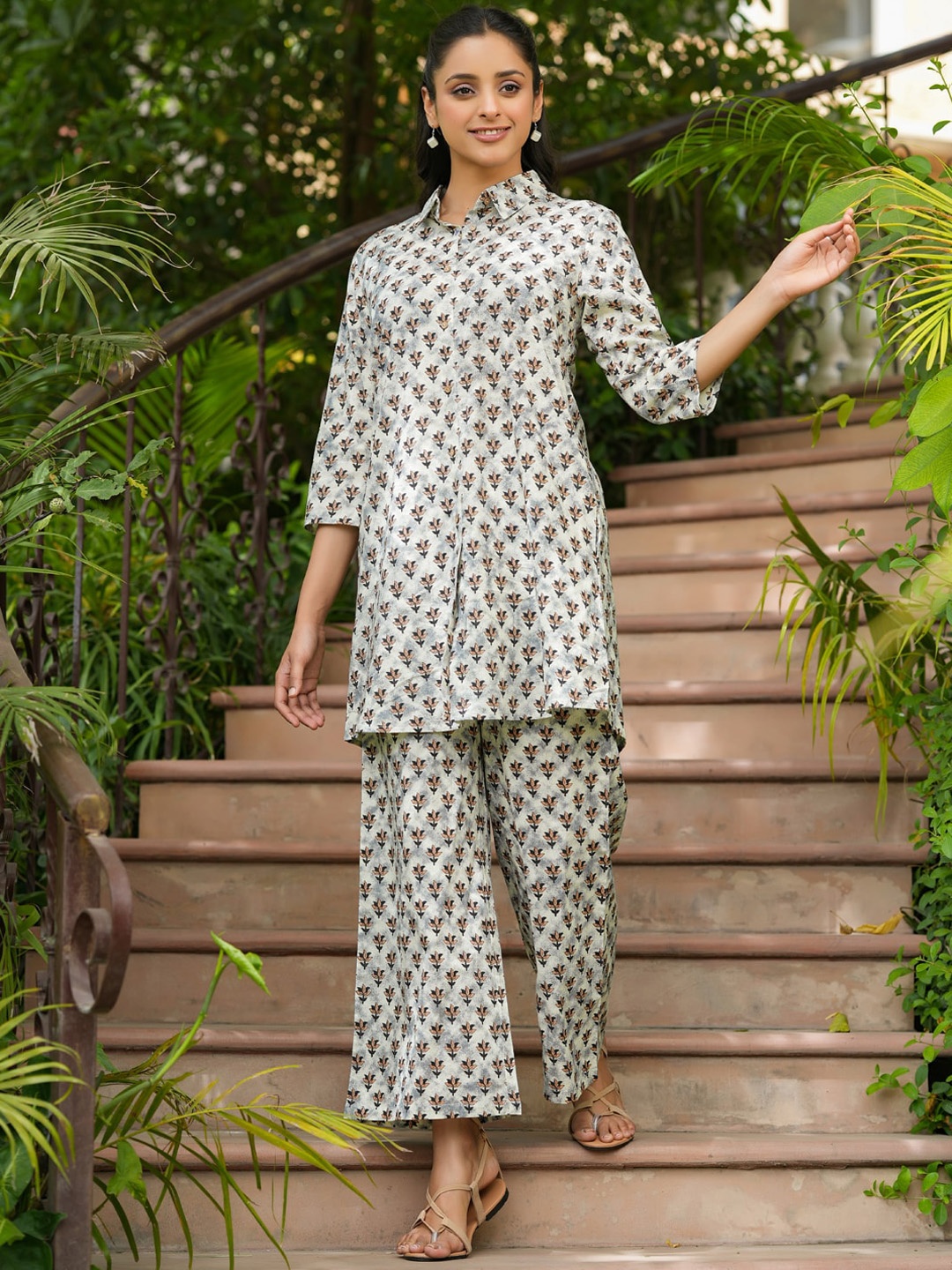 

SANSKRUTIHOMES Floral Printed Pure Cotton Kurta with Trousers, Grey
