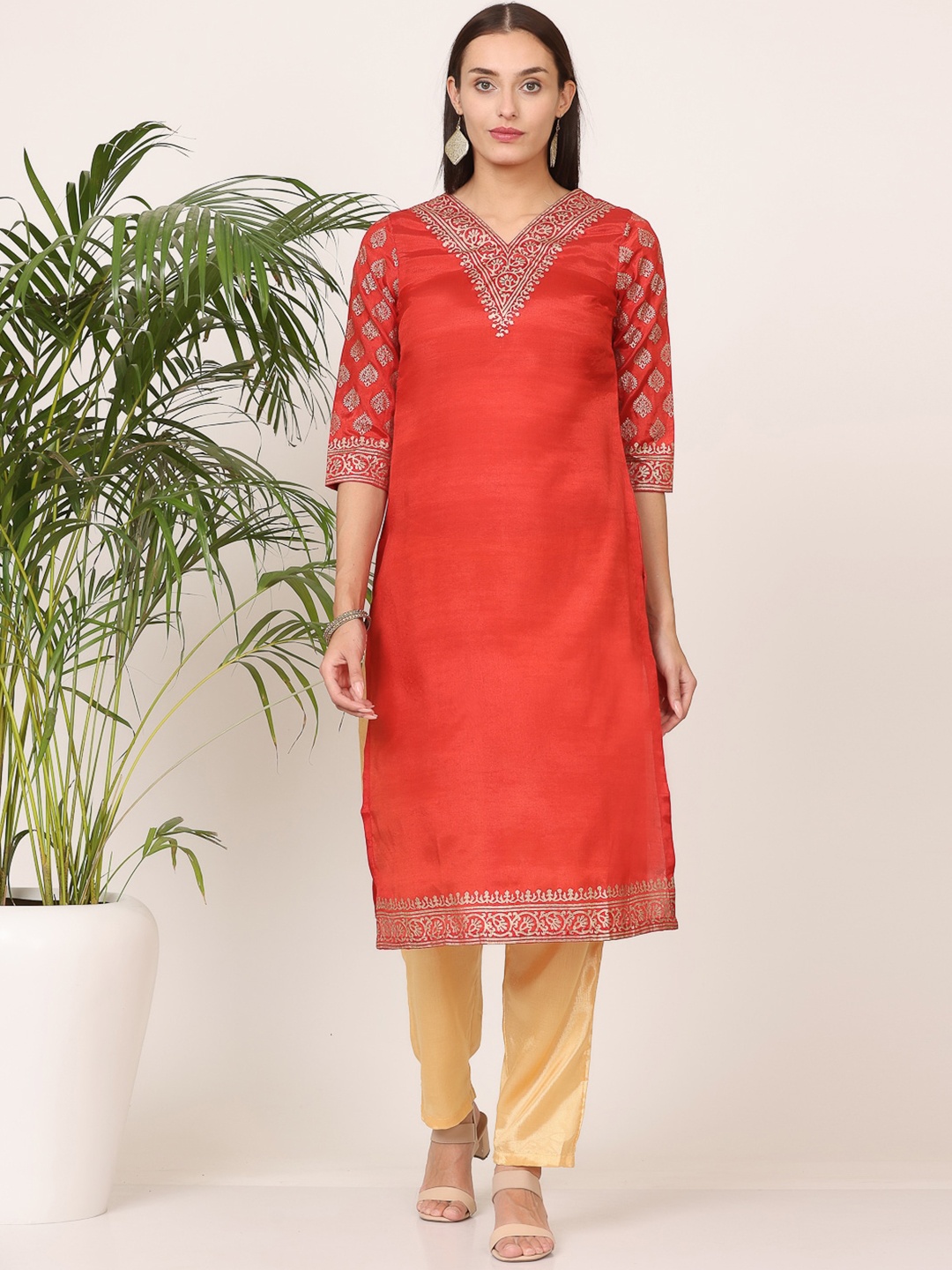 

KAANCHIE NANGGIA Ethnic Motifs Yoke Design V-Neck Straight Kurta with Trouser, Red