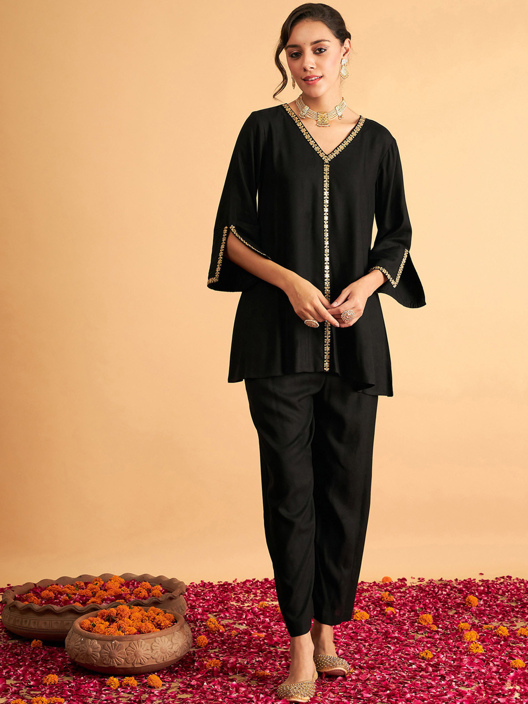 

Shae by SASSAFRAS V-Neck Sequinned Kurta With Salwar, Black