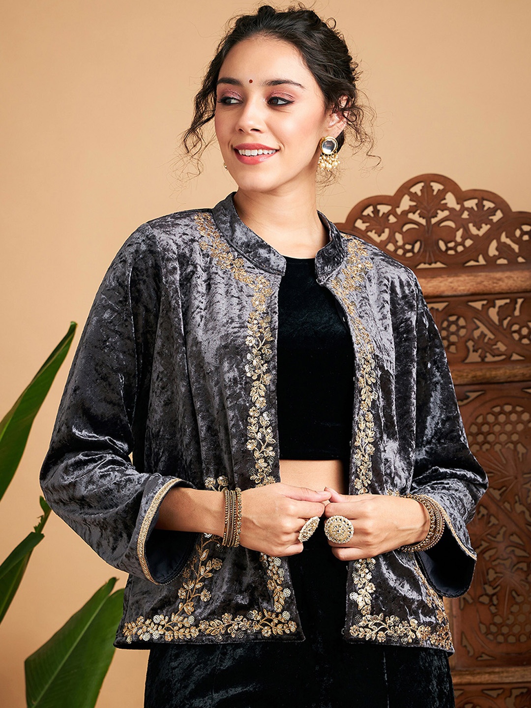 

Shae by SASSAFRAS Grey Floral Embroidered Detailed Crop Tailored Jacket
